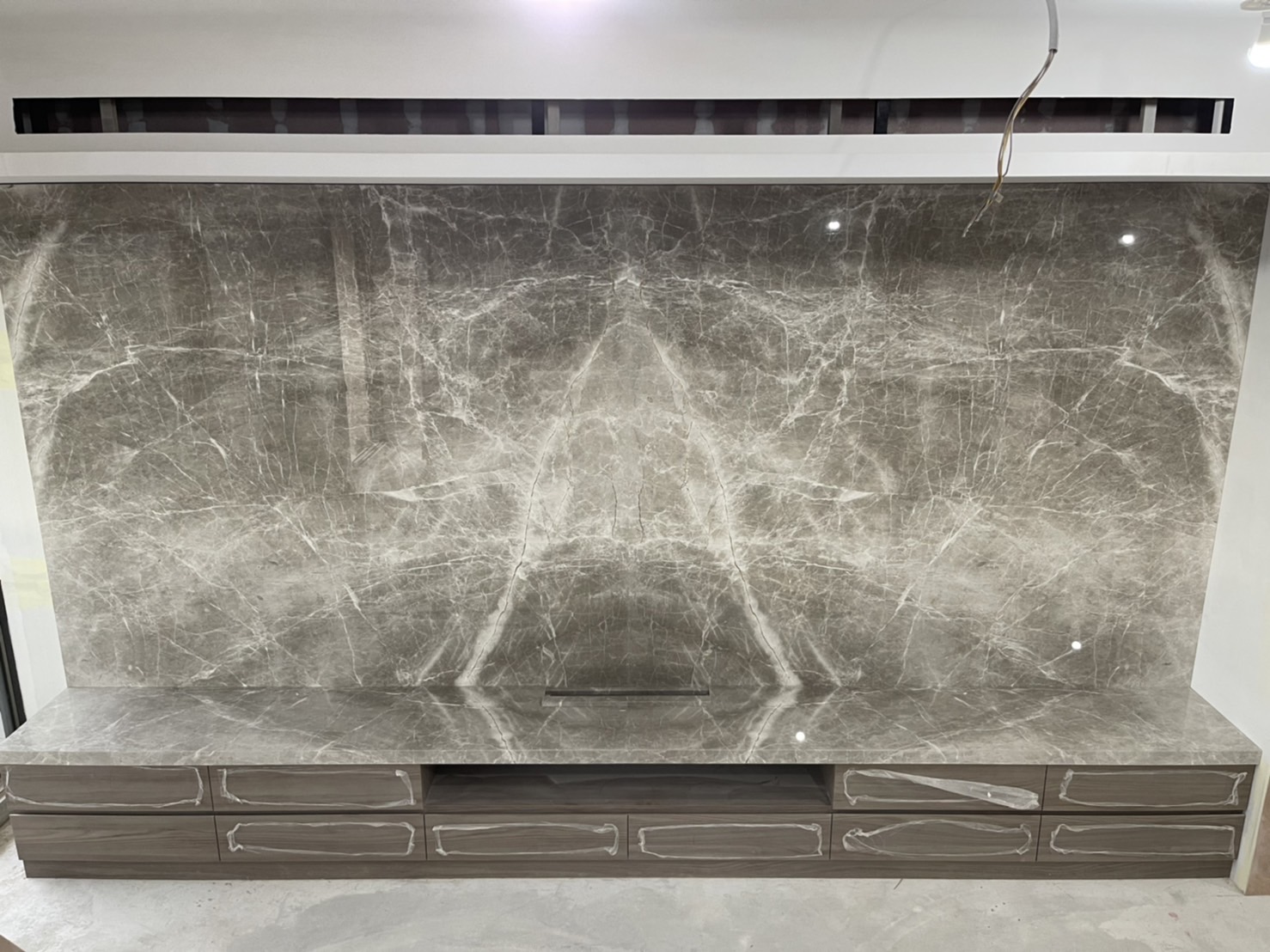 安格拉珍珠-電視牆