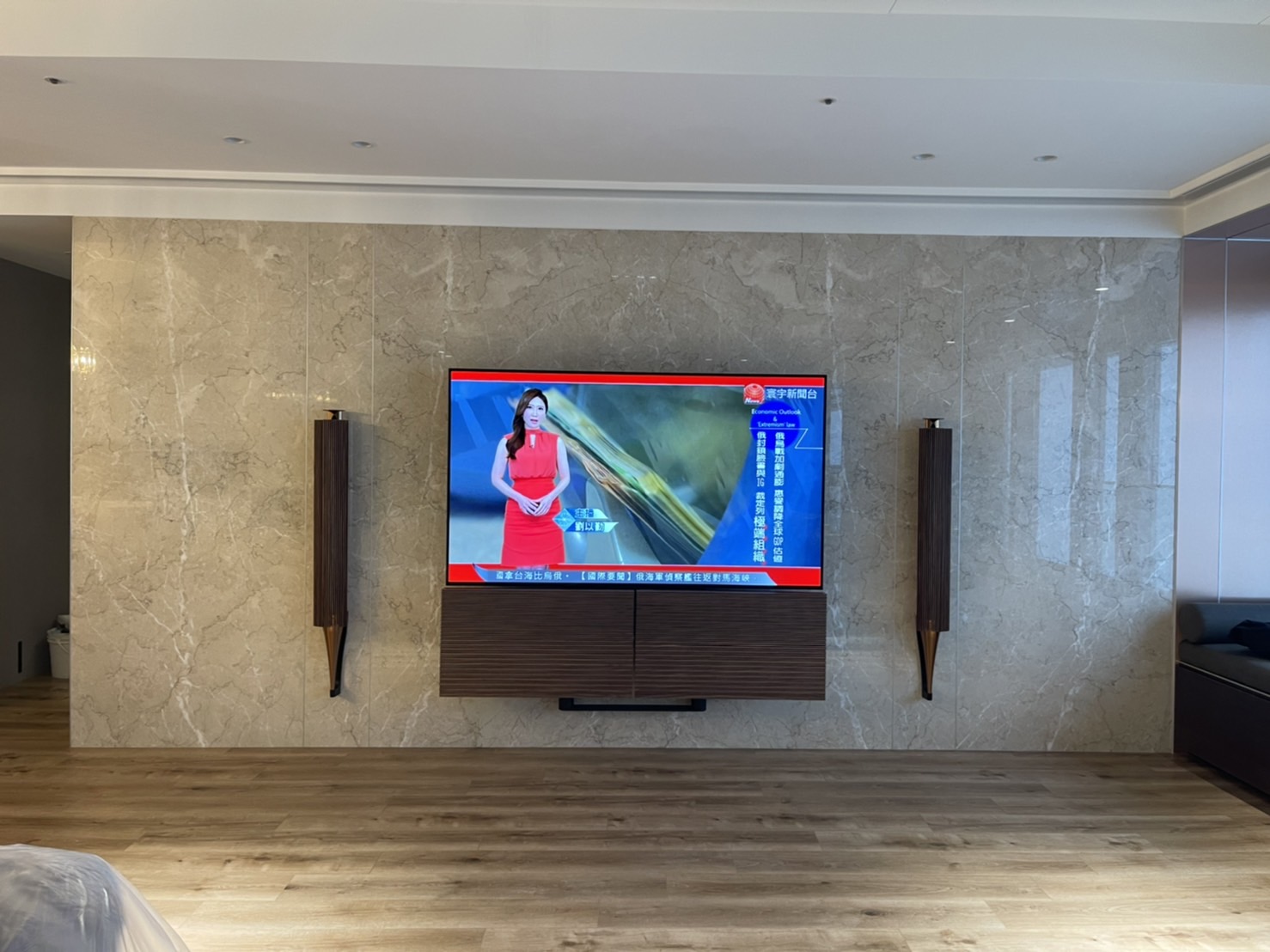 琉金玻璃-電視牆