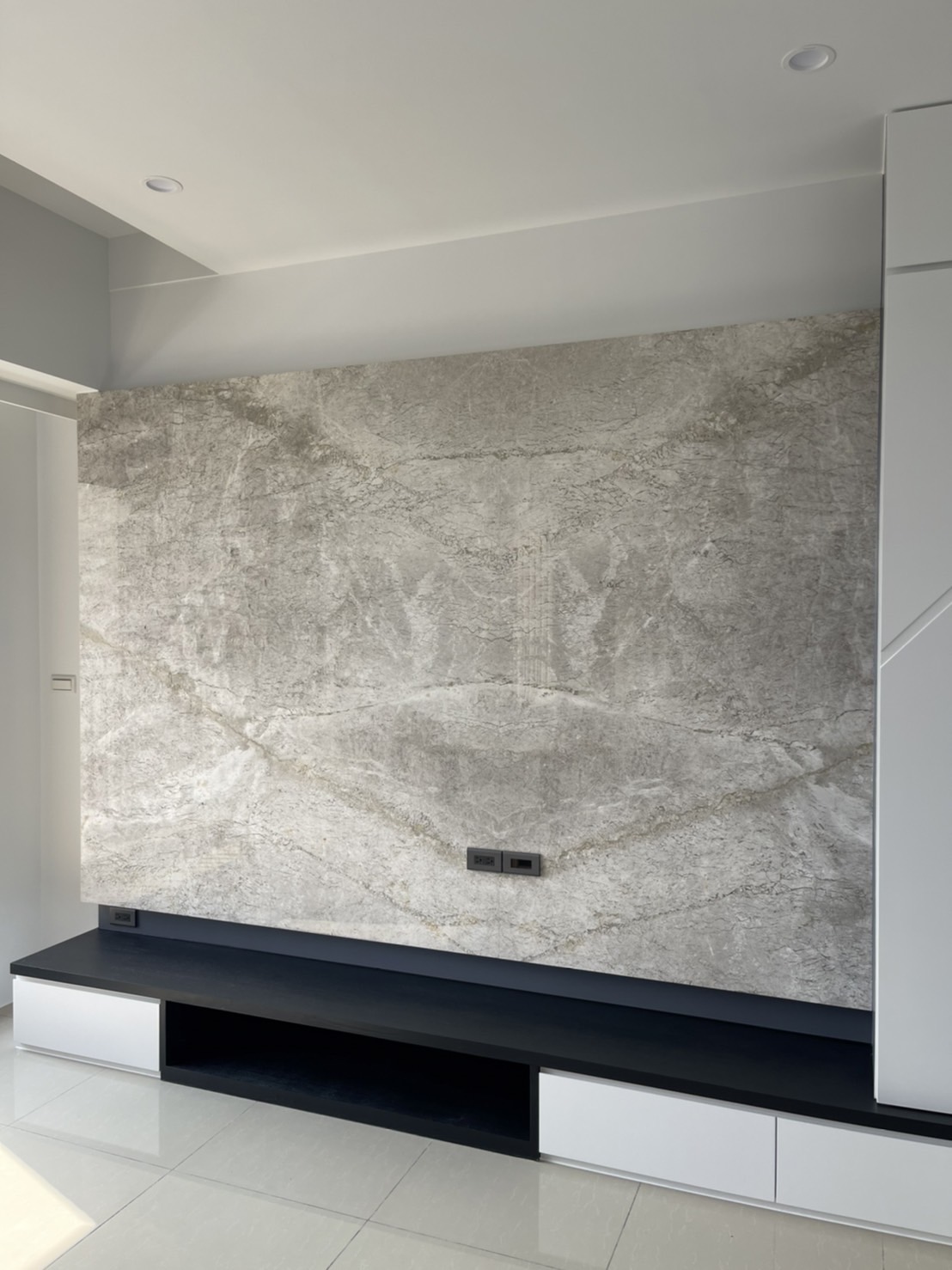 安格拉珍珠-電視牆