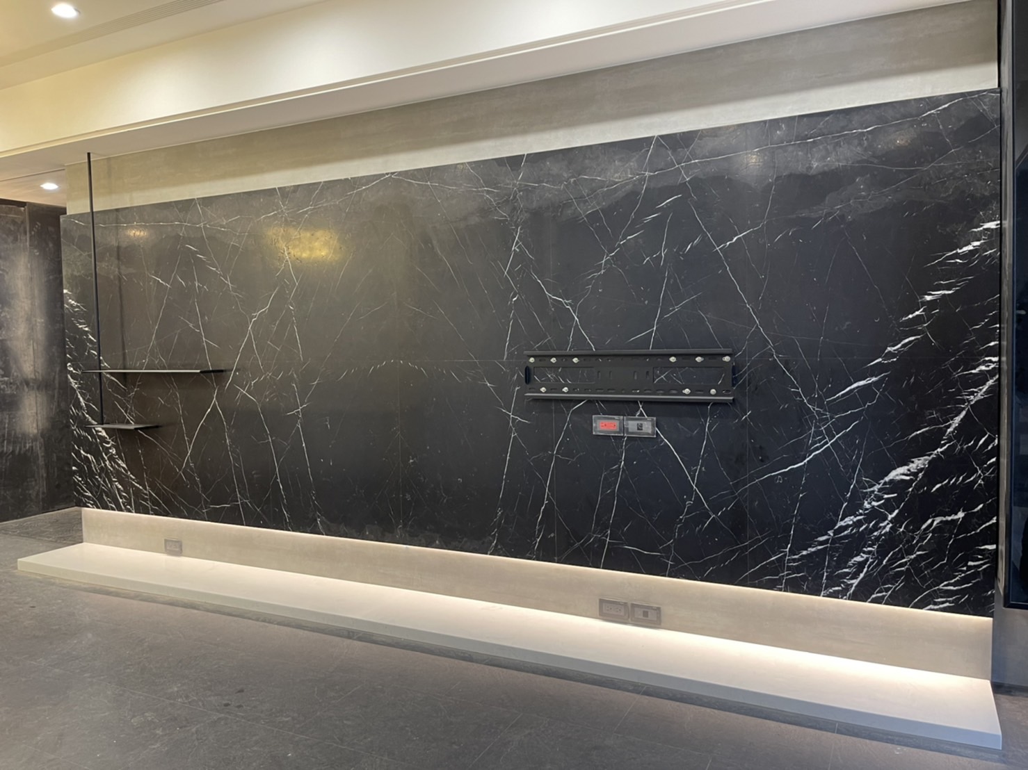 黑雲石仿古-電視牆