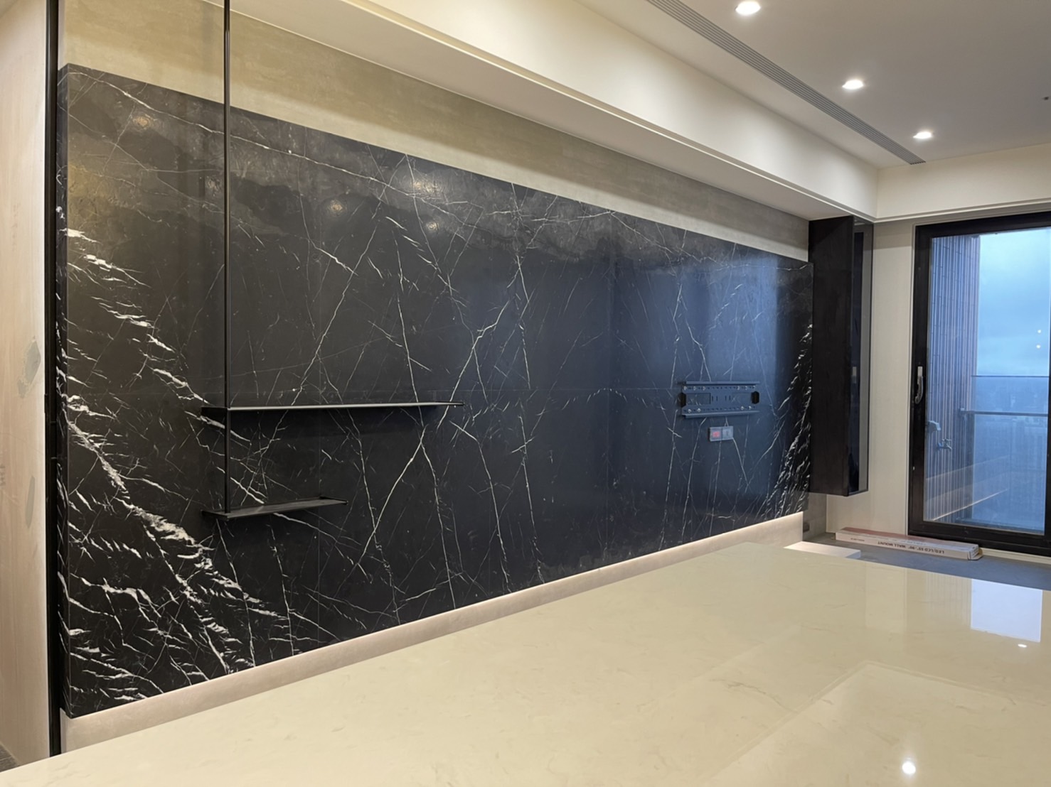 黑雲石仿古-電視牆