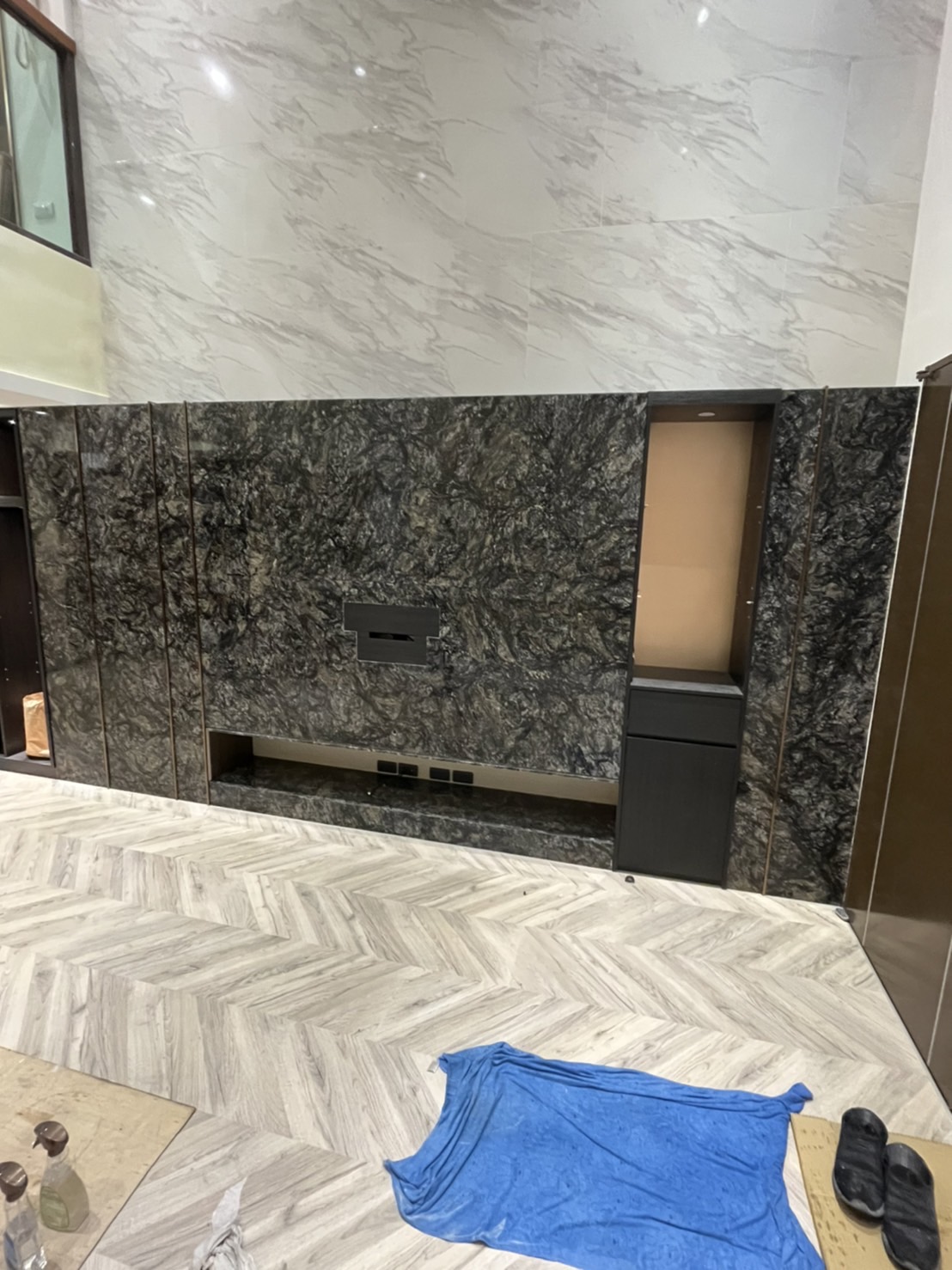 金色山脈-電視牆