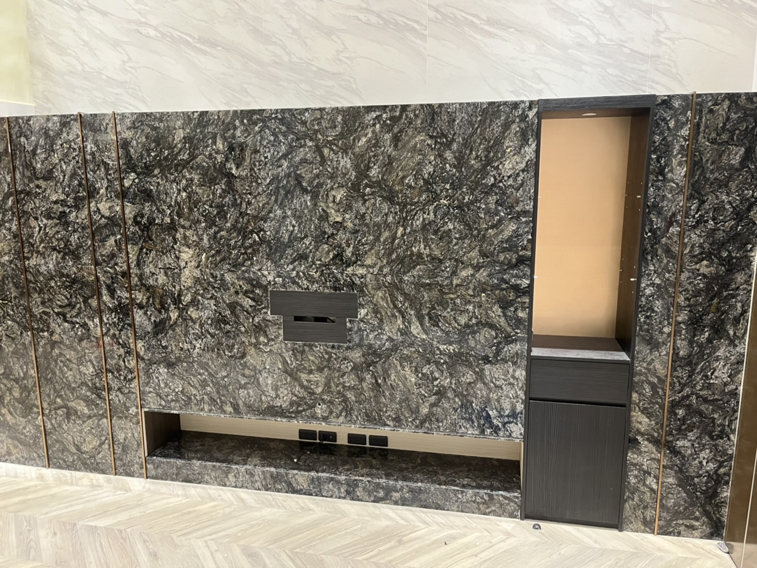 金色山脈-電視牆