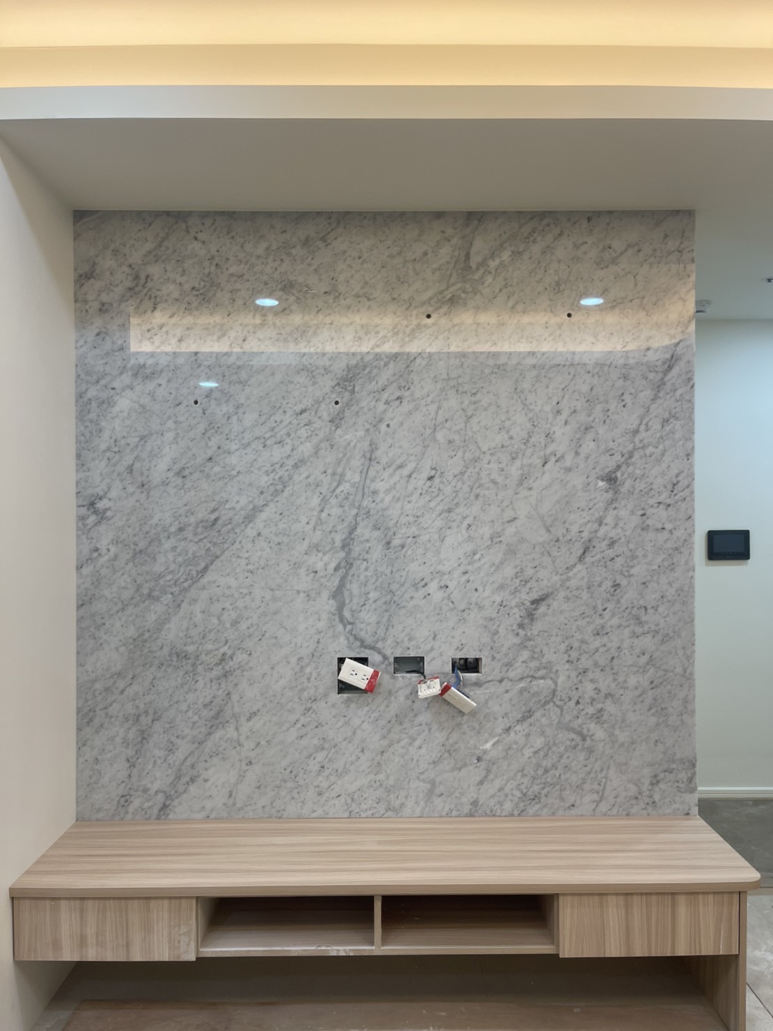 卡拉拉白-電視牆