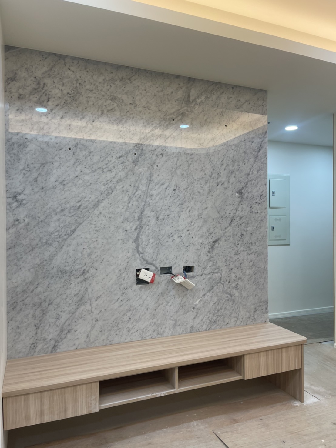 卡拉拉白-電視牆