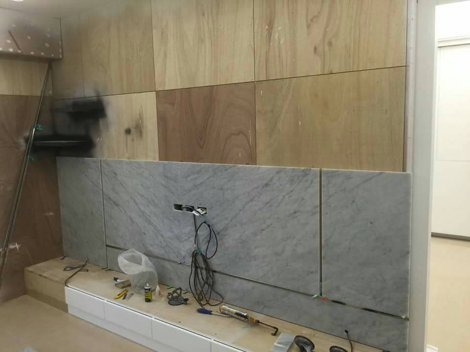 卡拉拉白(灰底)電視牆-施工中