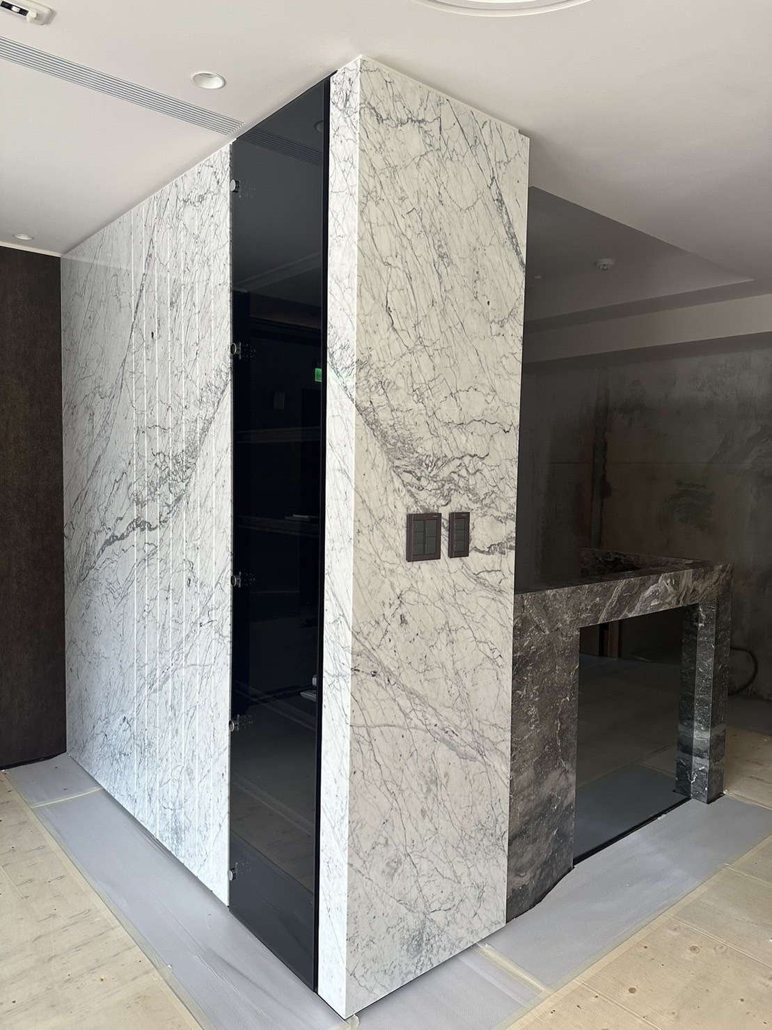 小雕刻白-玄關牆面