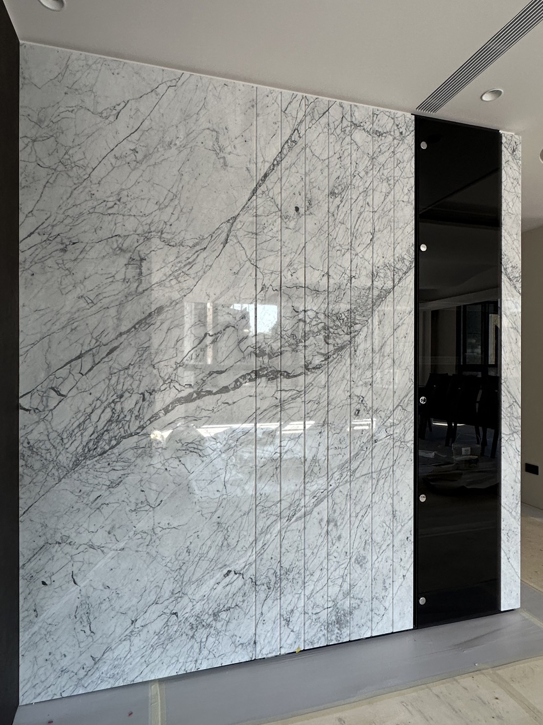 小雕刻白-玄關牆面