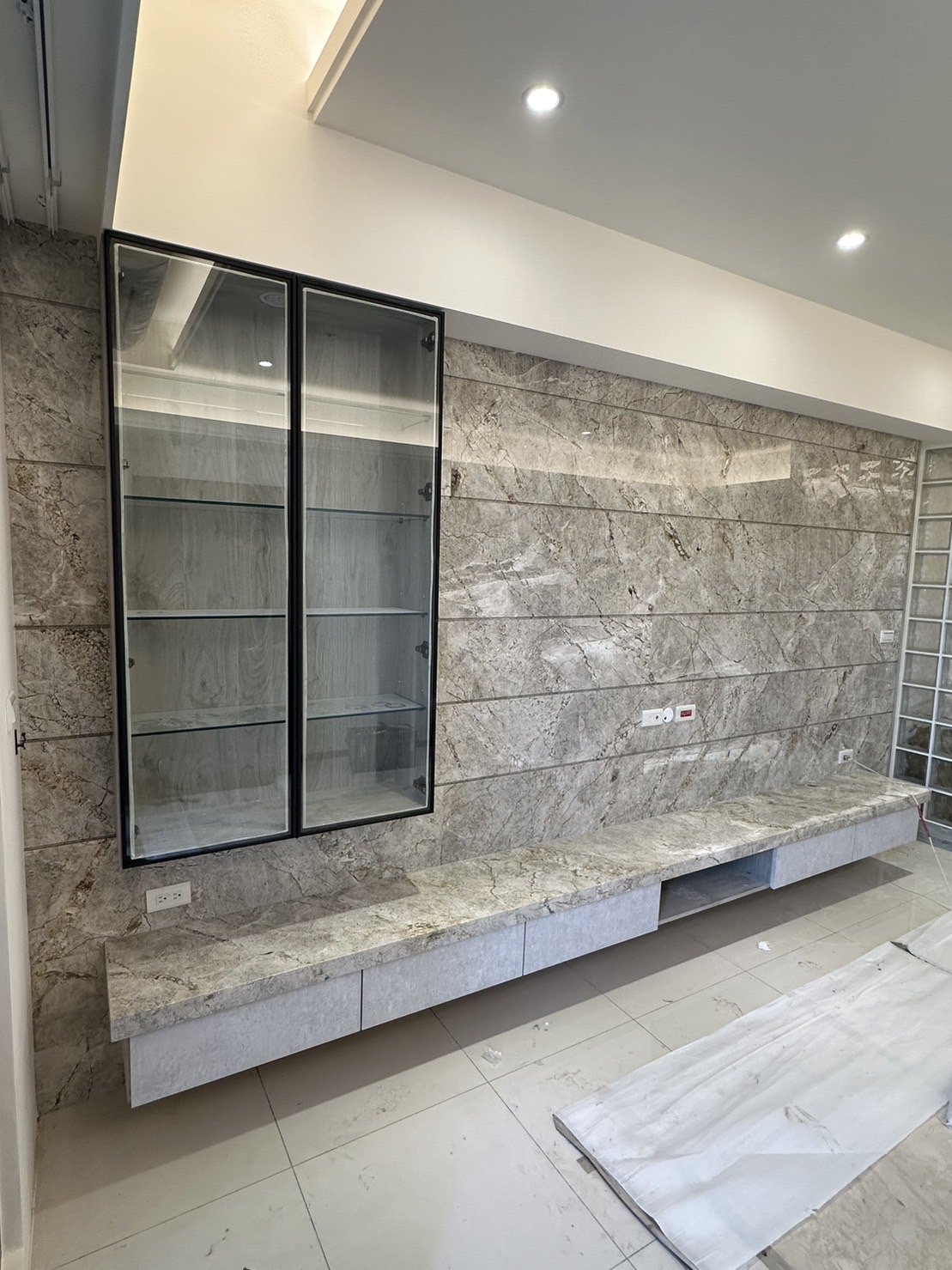 安格拉珍珠-電視牆