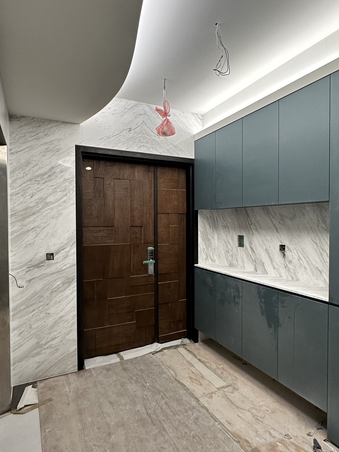 銀狐-電梯口牆面