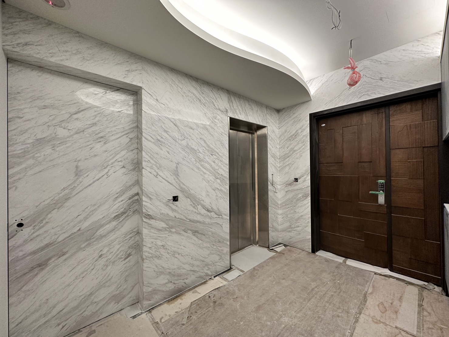 銀狐-電梯口牆面