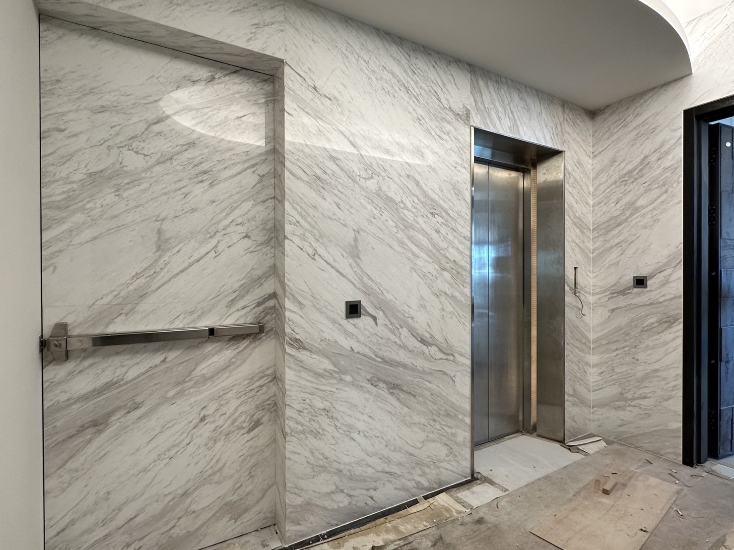 銀狐-電梯口牆面