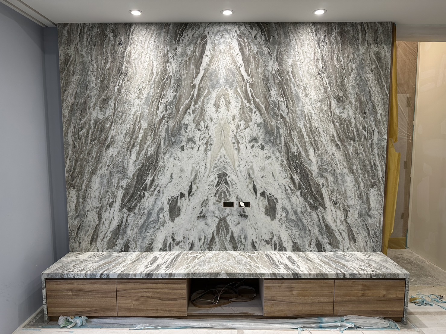 行雲流水-電視牆