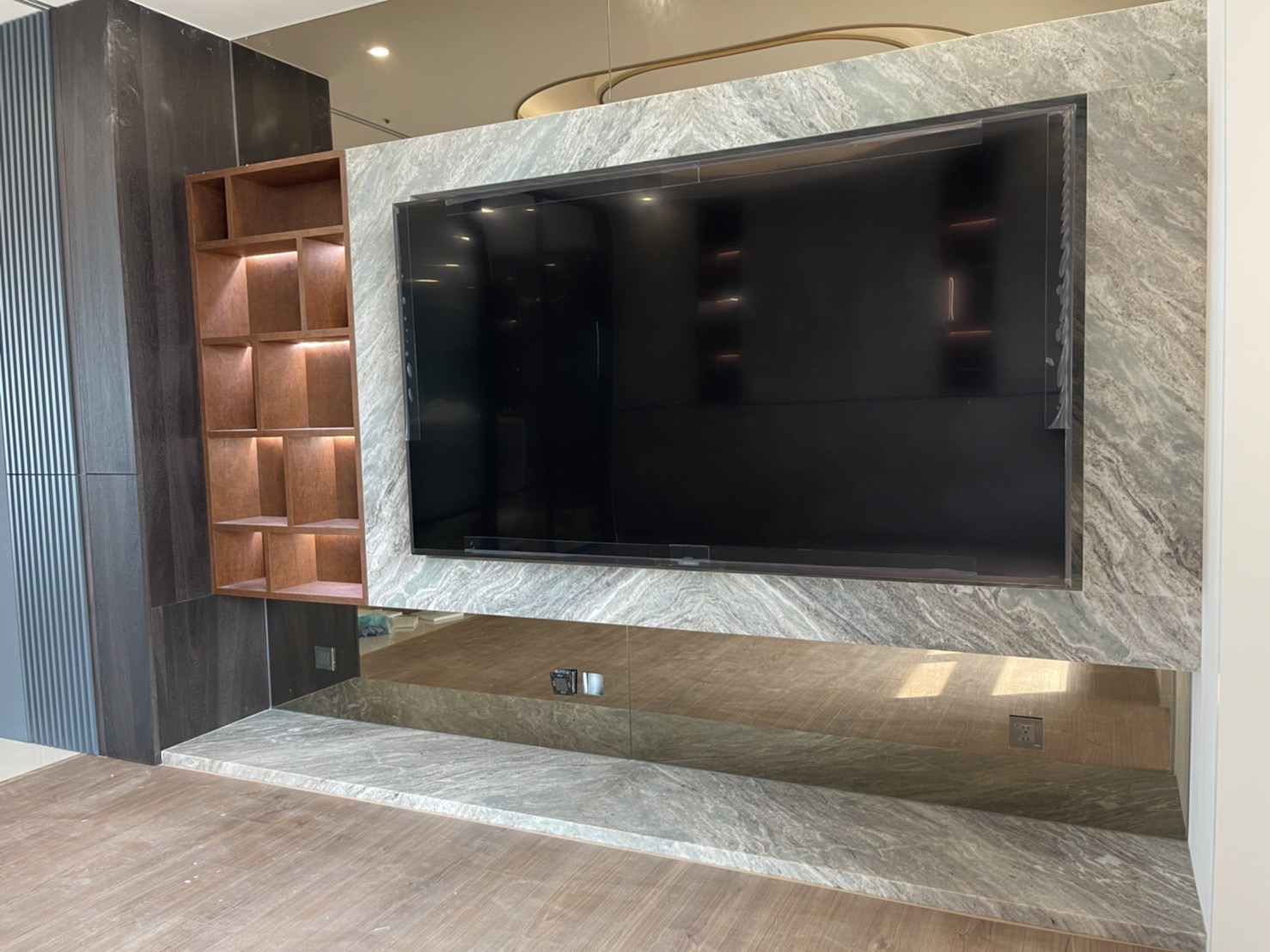 行雲流水-電視牆