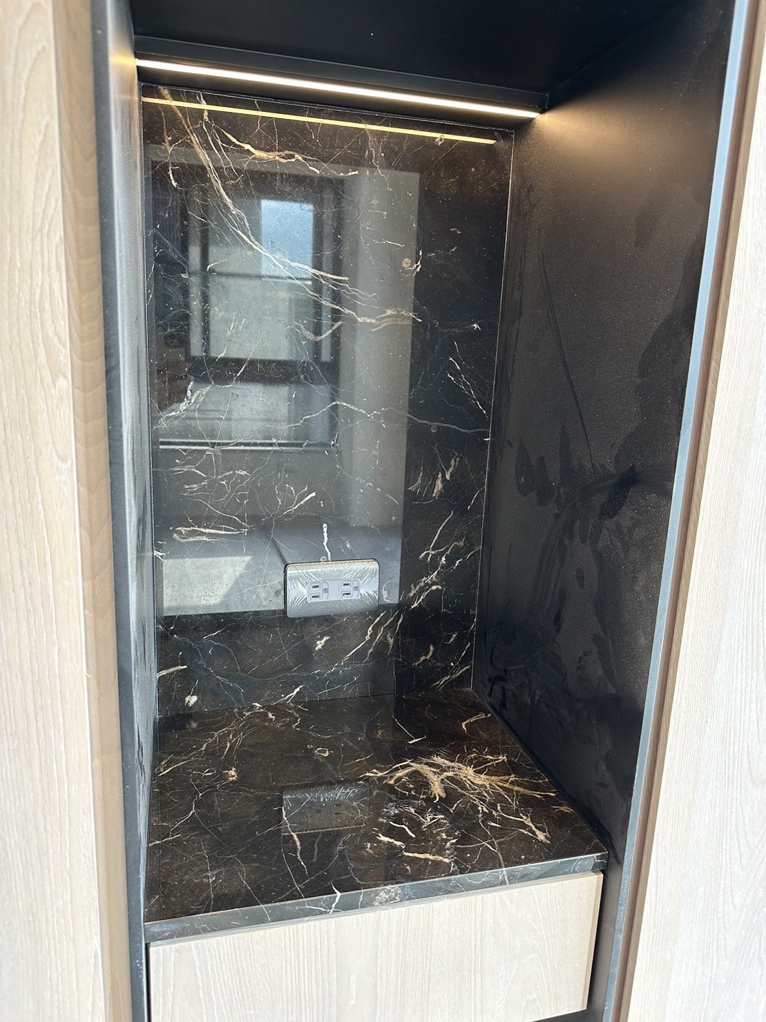 黑金鋒-櫃內背牆+檯面