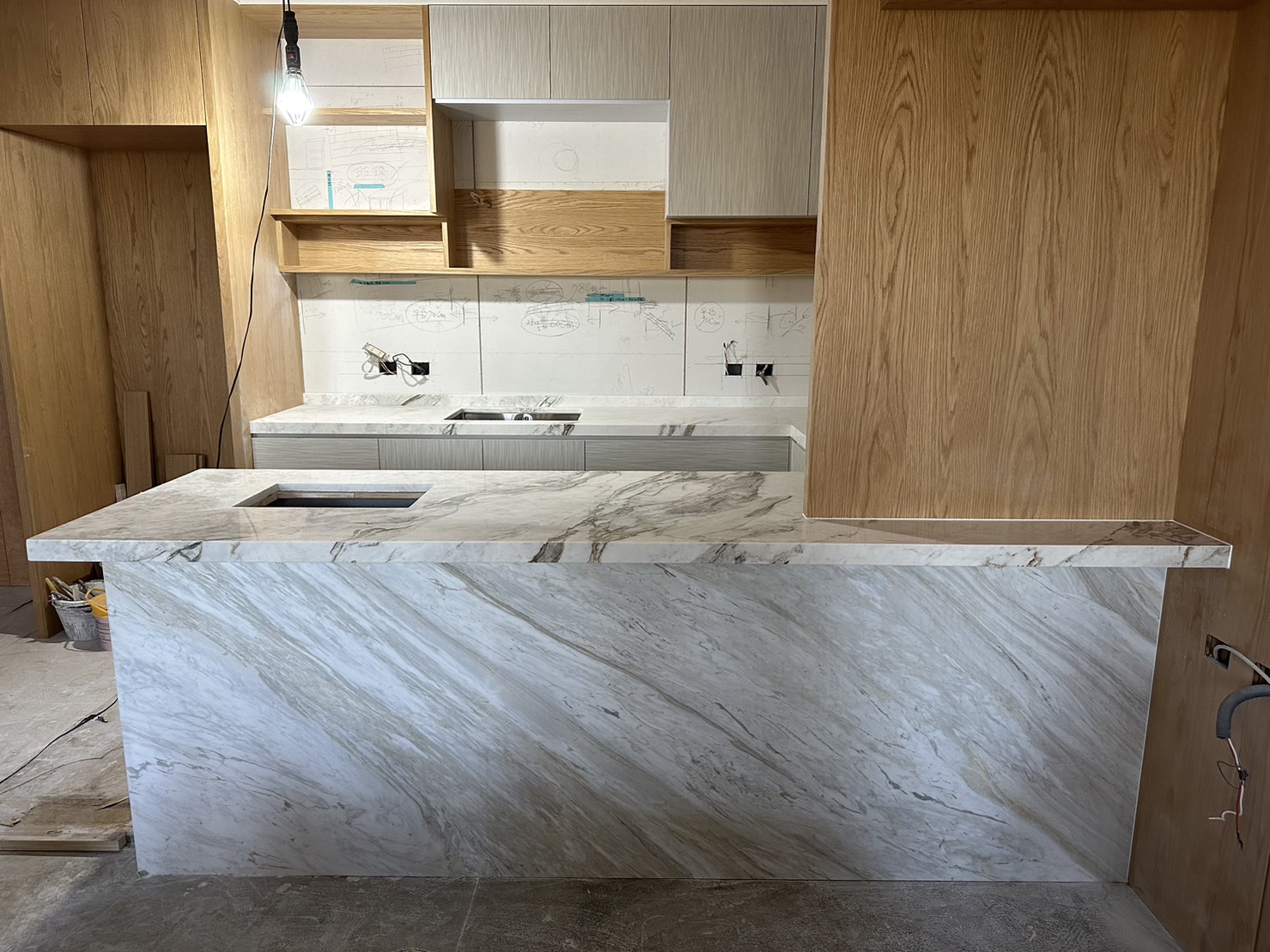 黃金雕刻-廚房檯面+銀狐-立板