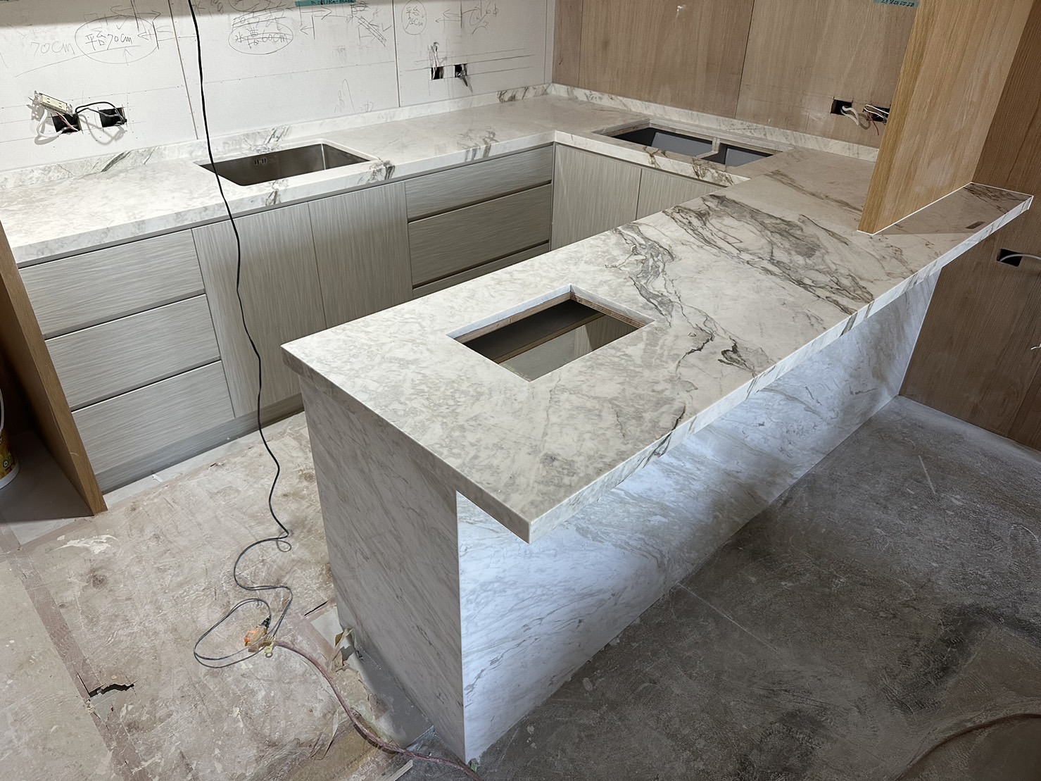 黃金雕刻-廚房檯面+銀狐-立板