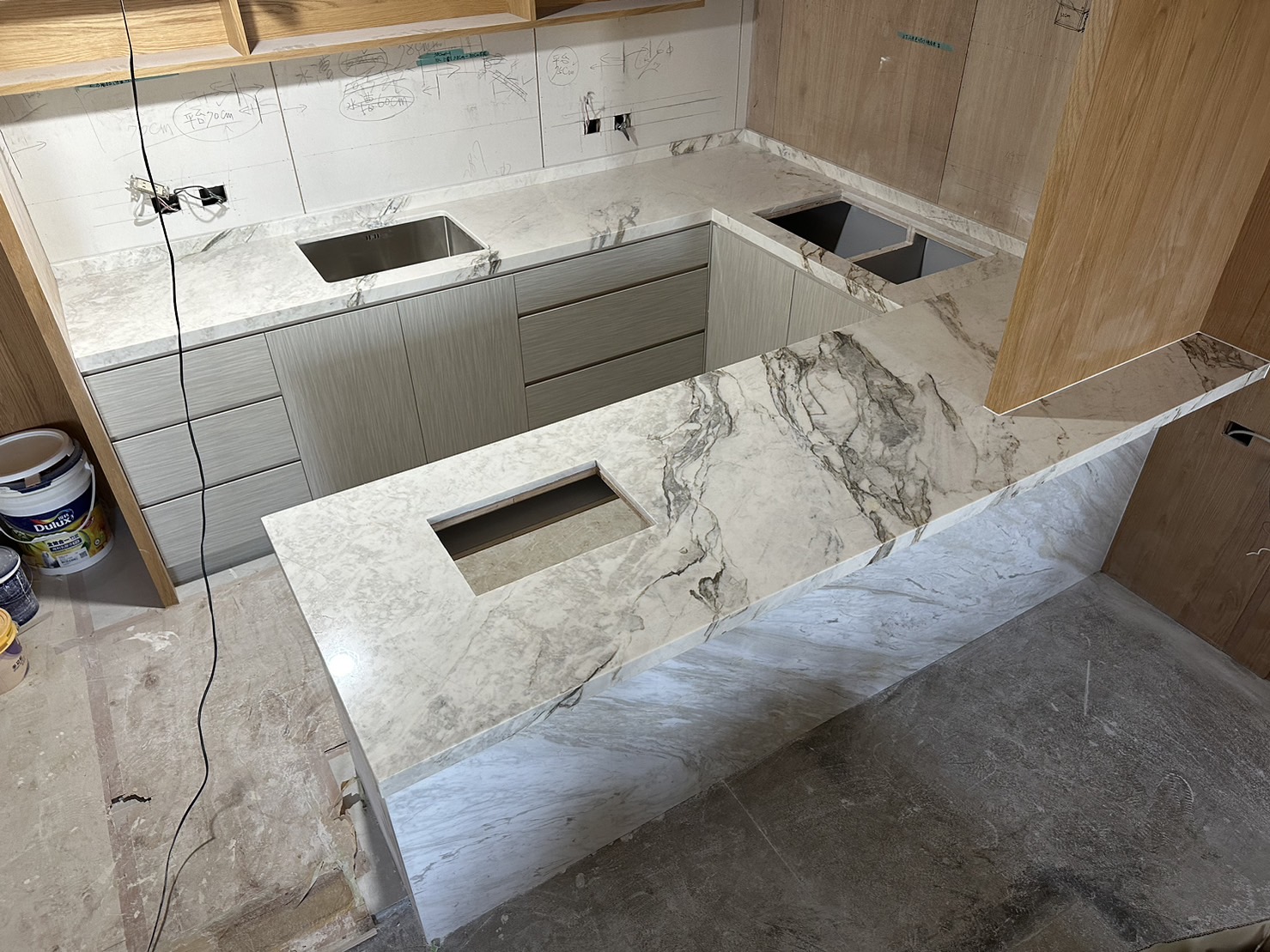 黃金雕刻-廚房檯面+銀狐-立板