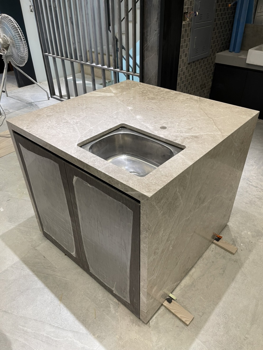 布羅克灰-中島檯面