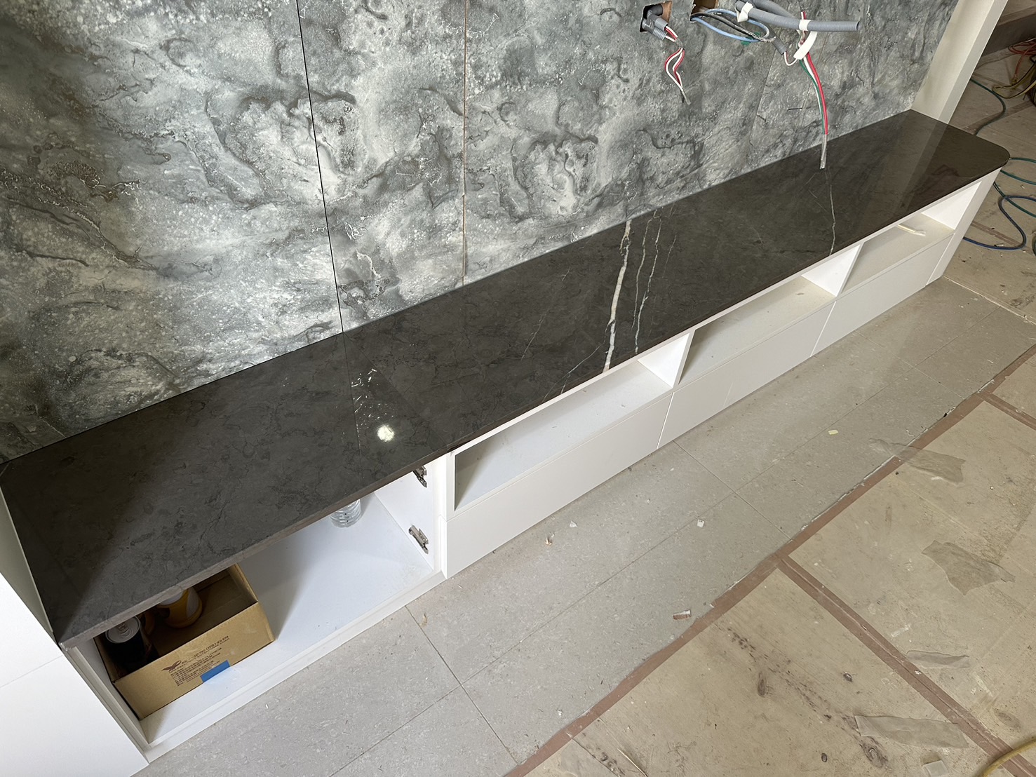 松柏石-電視檯面