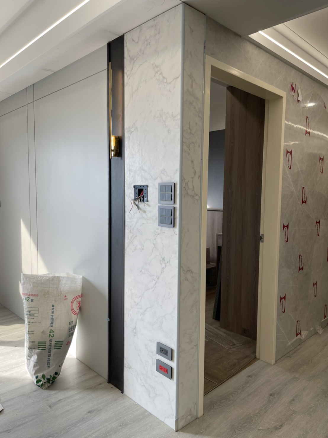 白色系薄磚-牆面