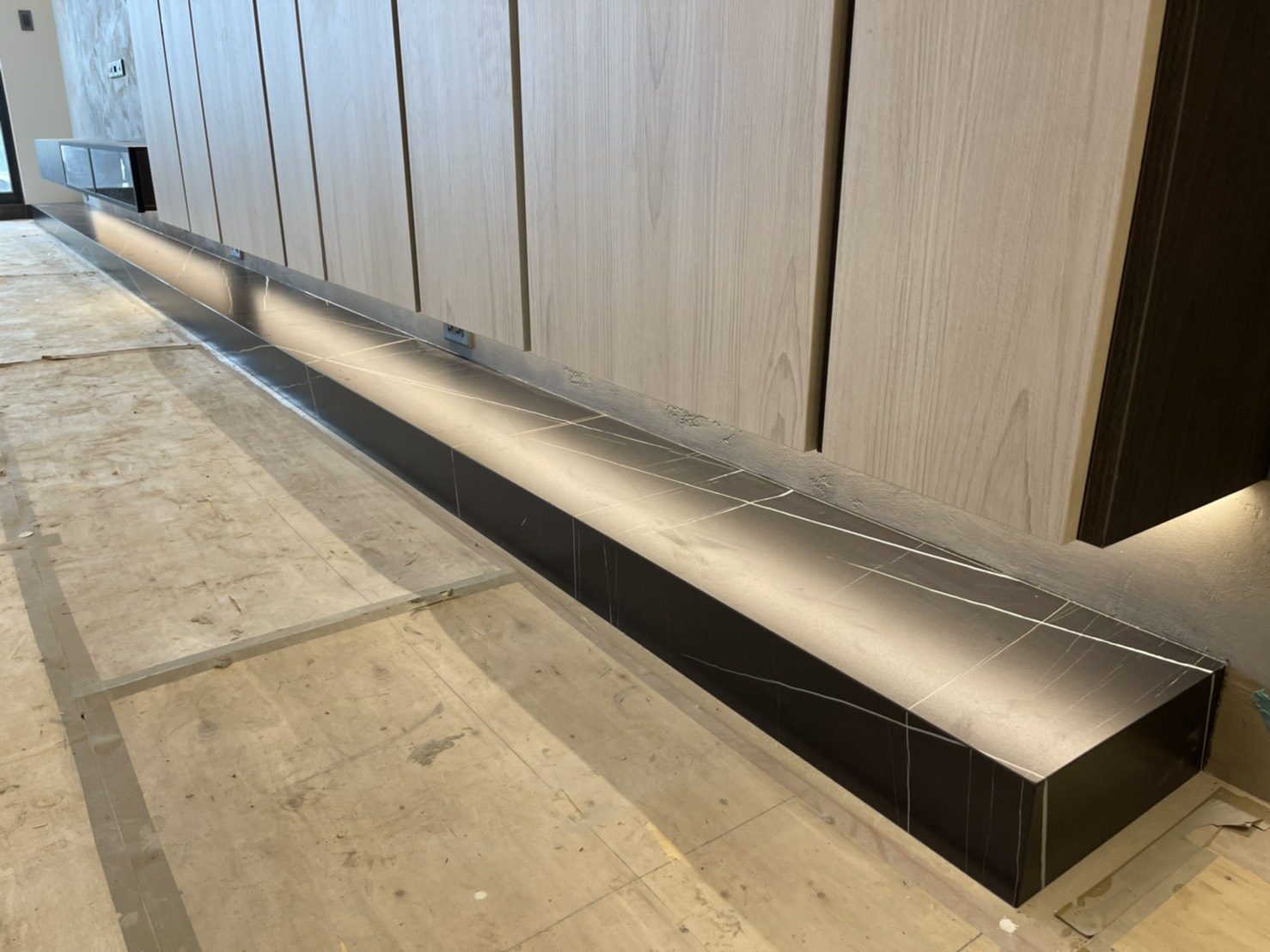 薄磚聖羅蘭黑金-檯面