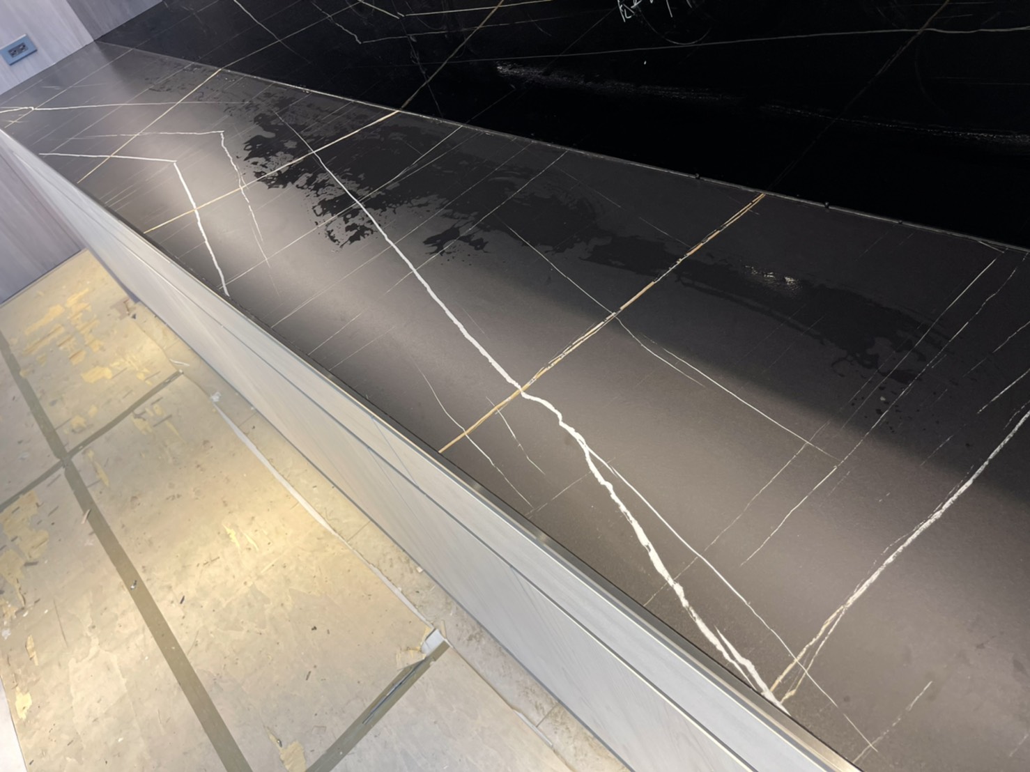 薄磚聖羅蘭黑金-檯面