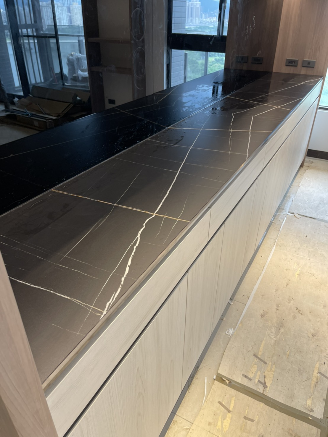 薄磚聖羅蘭黑金-檯面