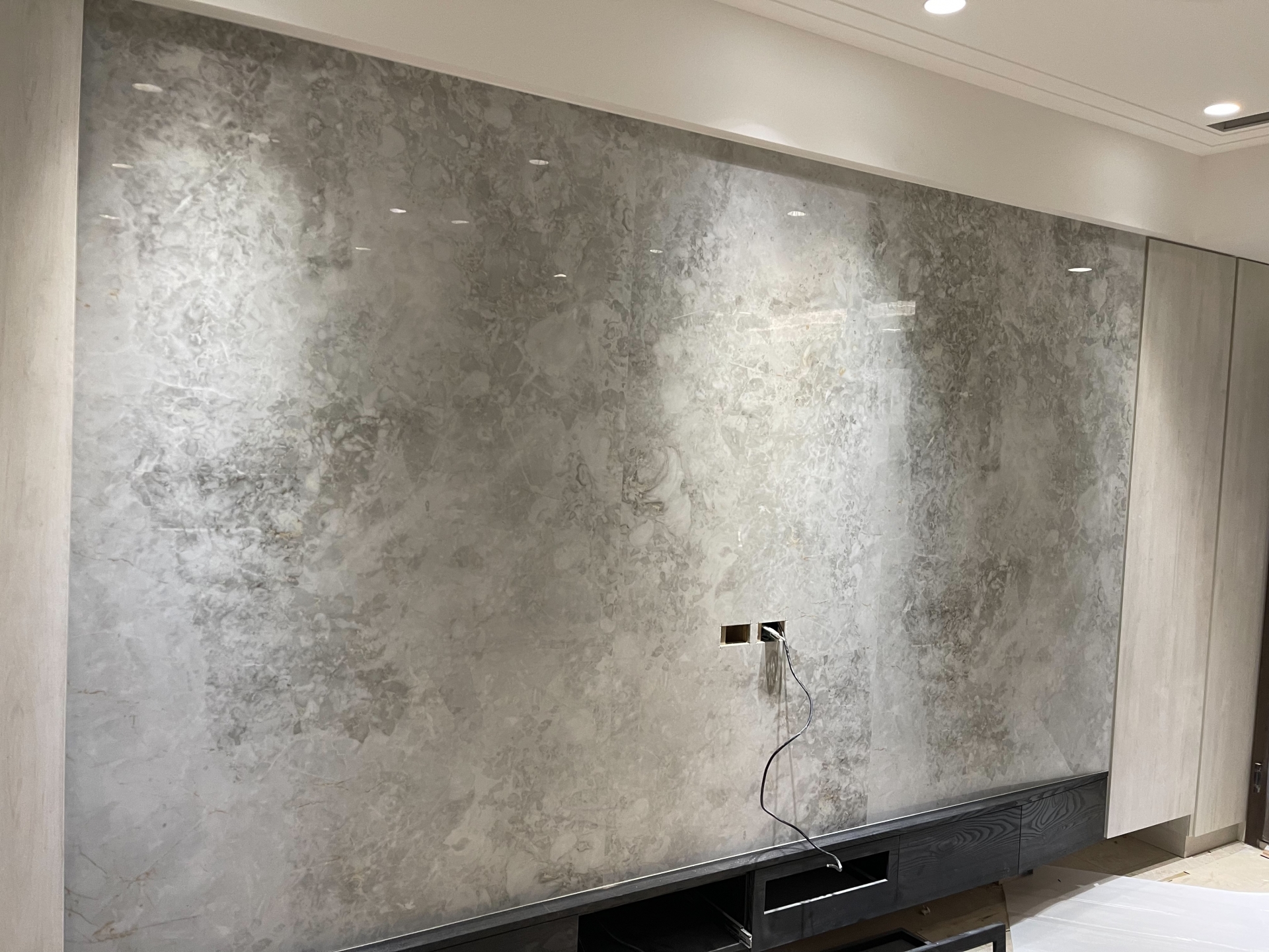 薄磚灰色系-電視牆