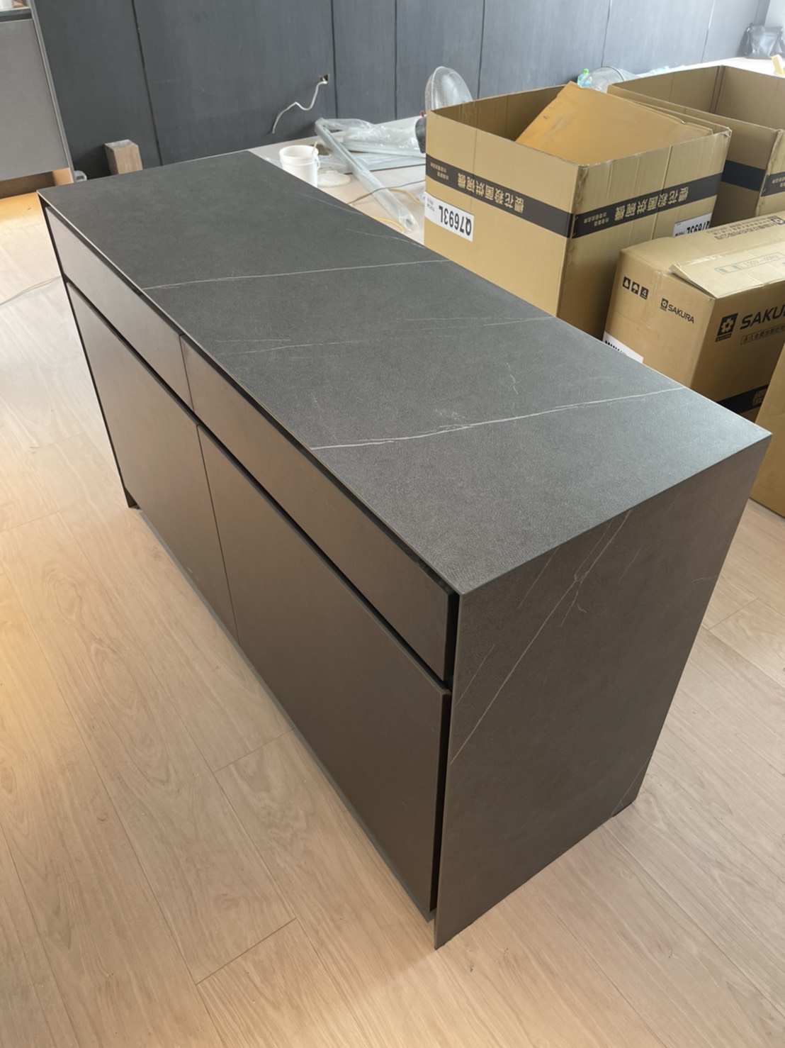 薄磚東方黑-吧檯