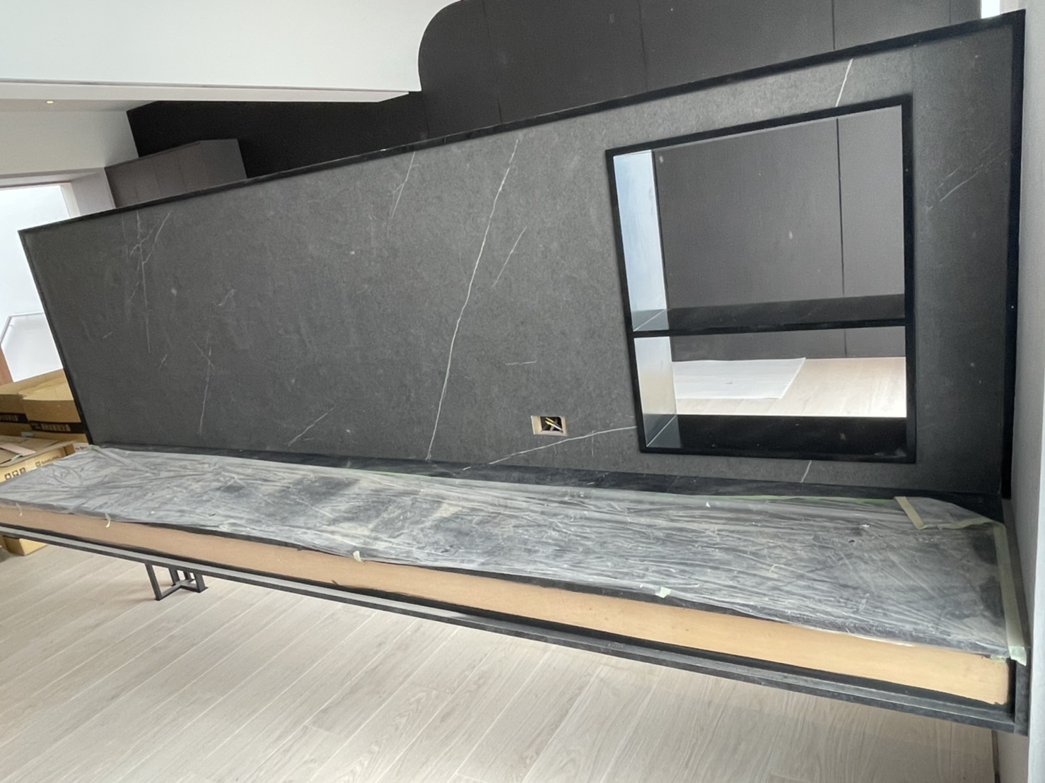 薄磚東方黑-電視牆背面