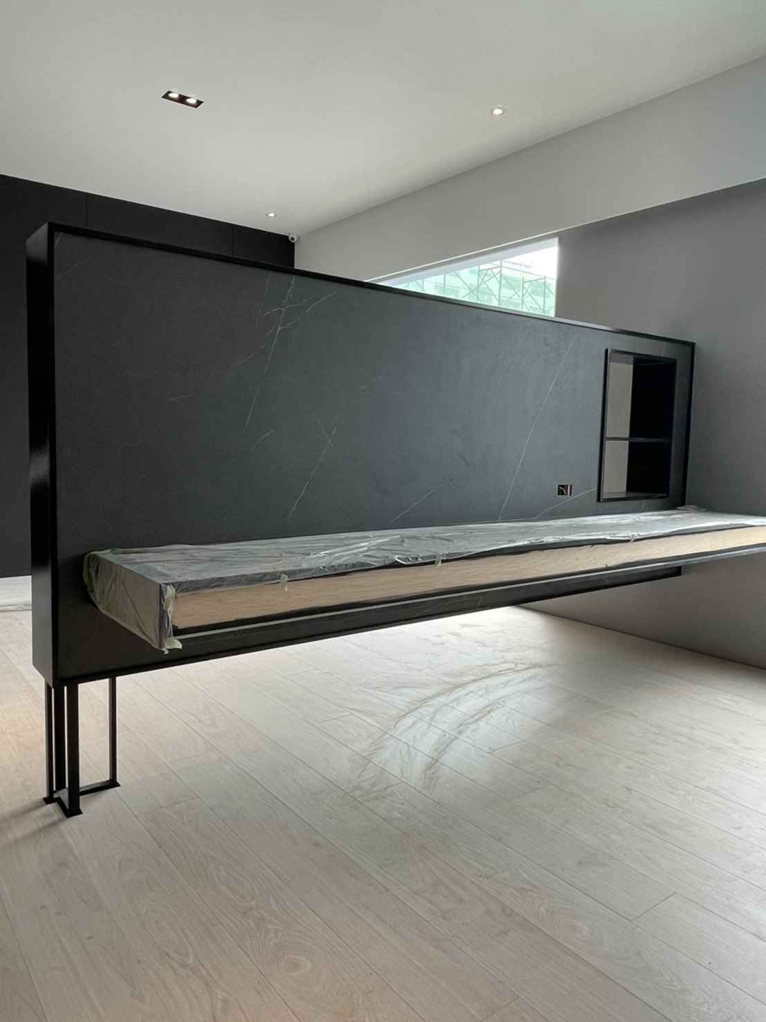 薄磚東方黑-電視牆背面