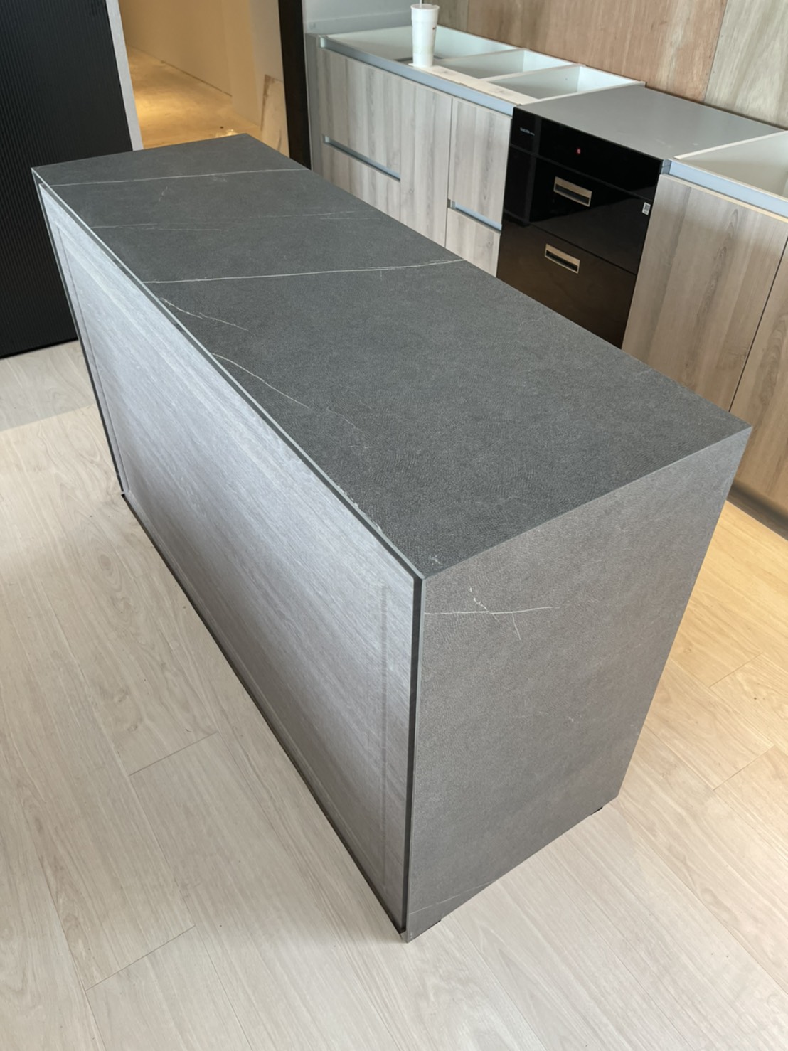 薄磚東方黑-吧檯