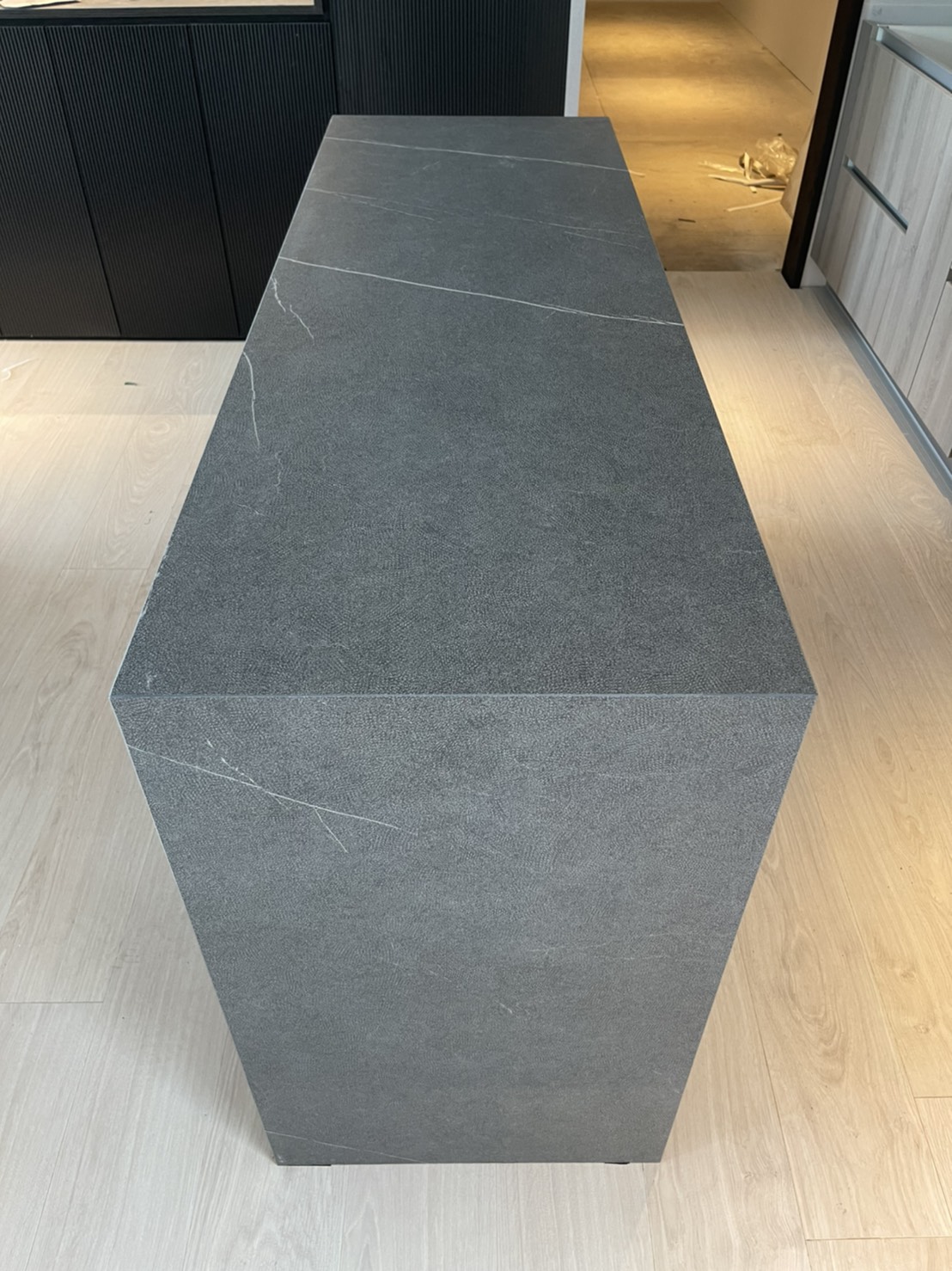 薄磚東方黑-吧檯