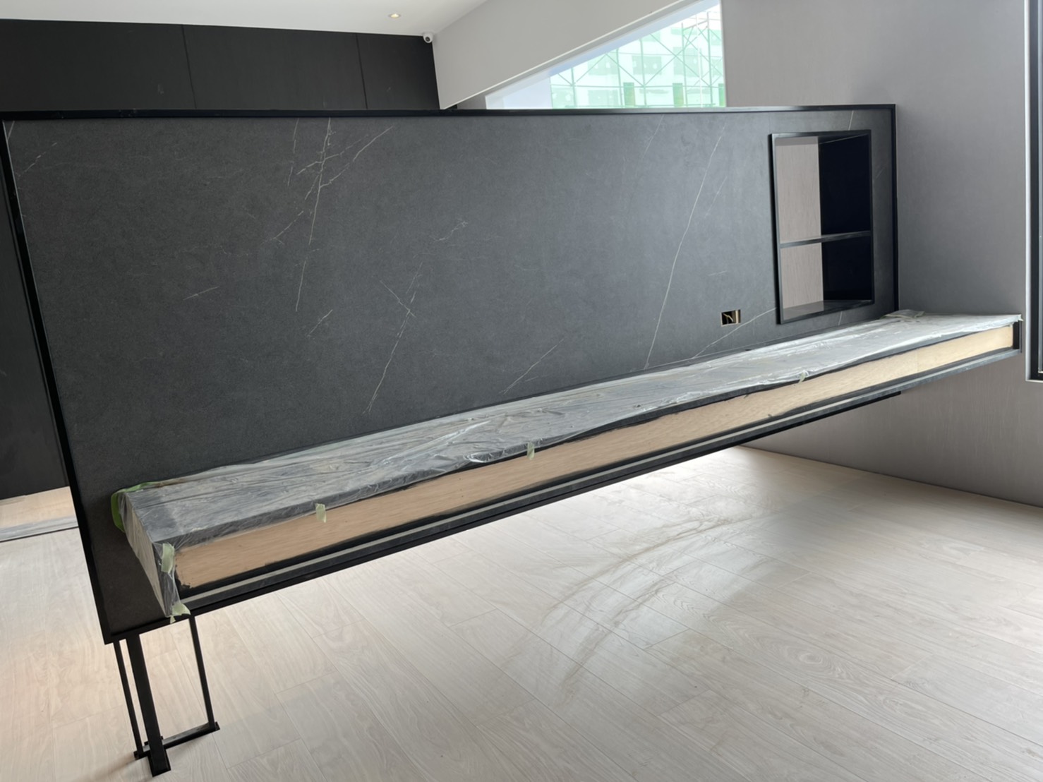 薄磚東方黑-電視牆背面