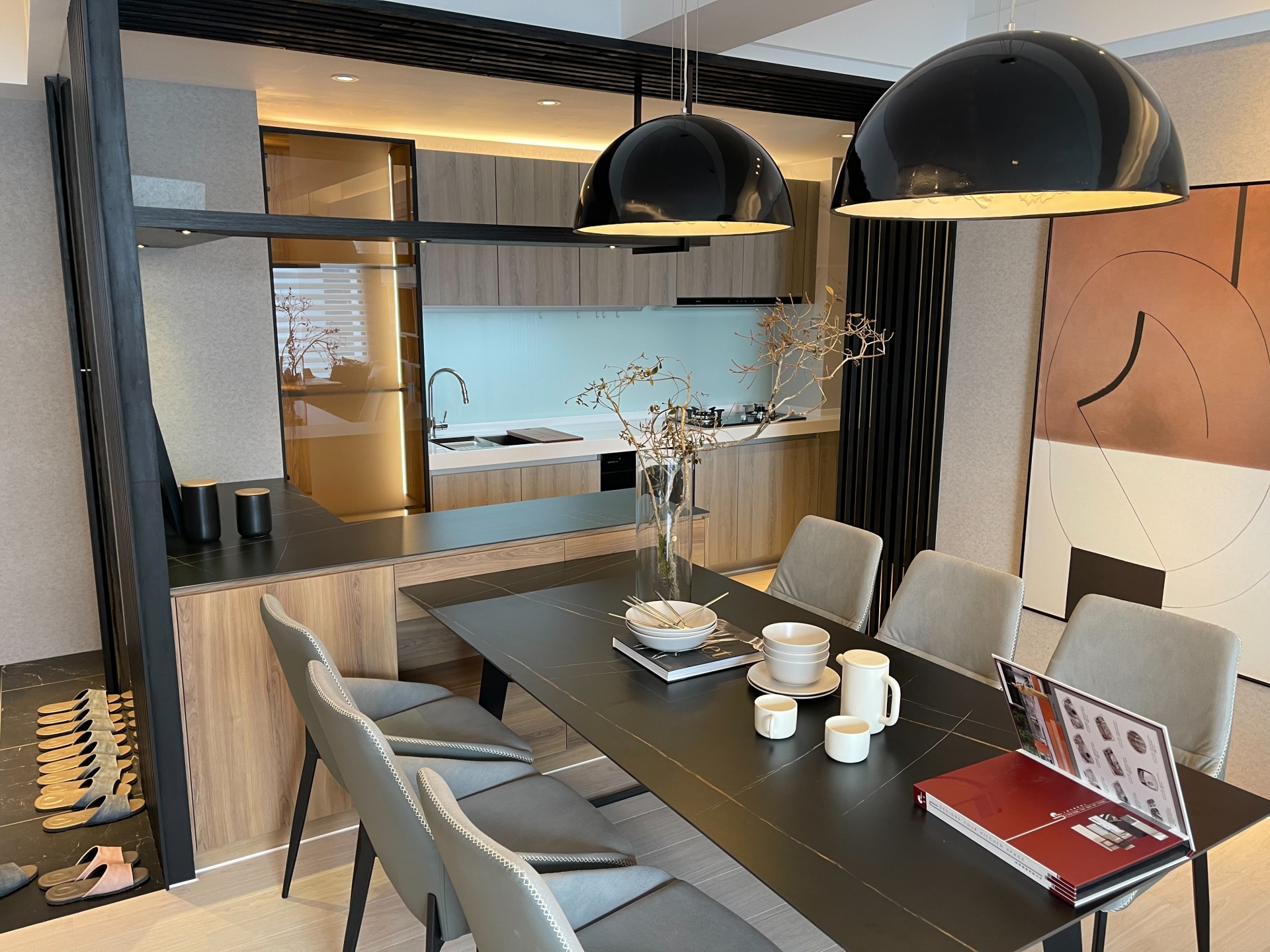 薄磚聖羅蘭黑金-餐桌