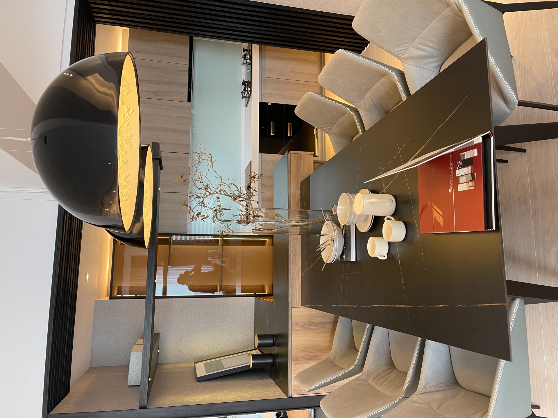 薄磚聖羅蘭黑金-餐桌