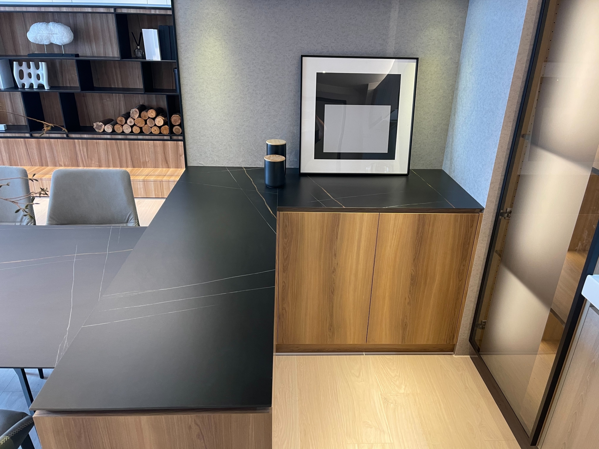 薄磚聖羅蘭黑金-吧檯