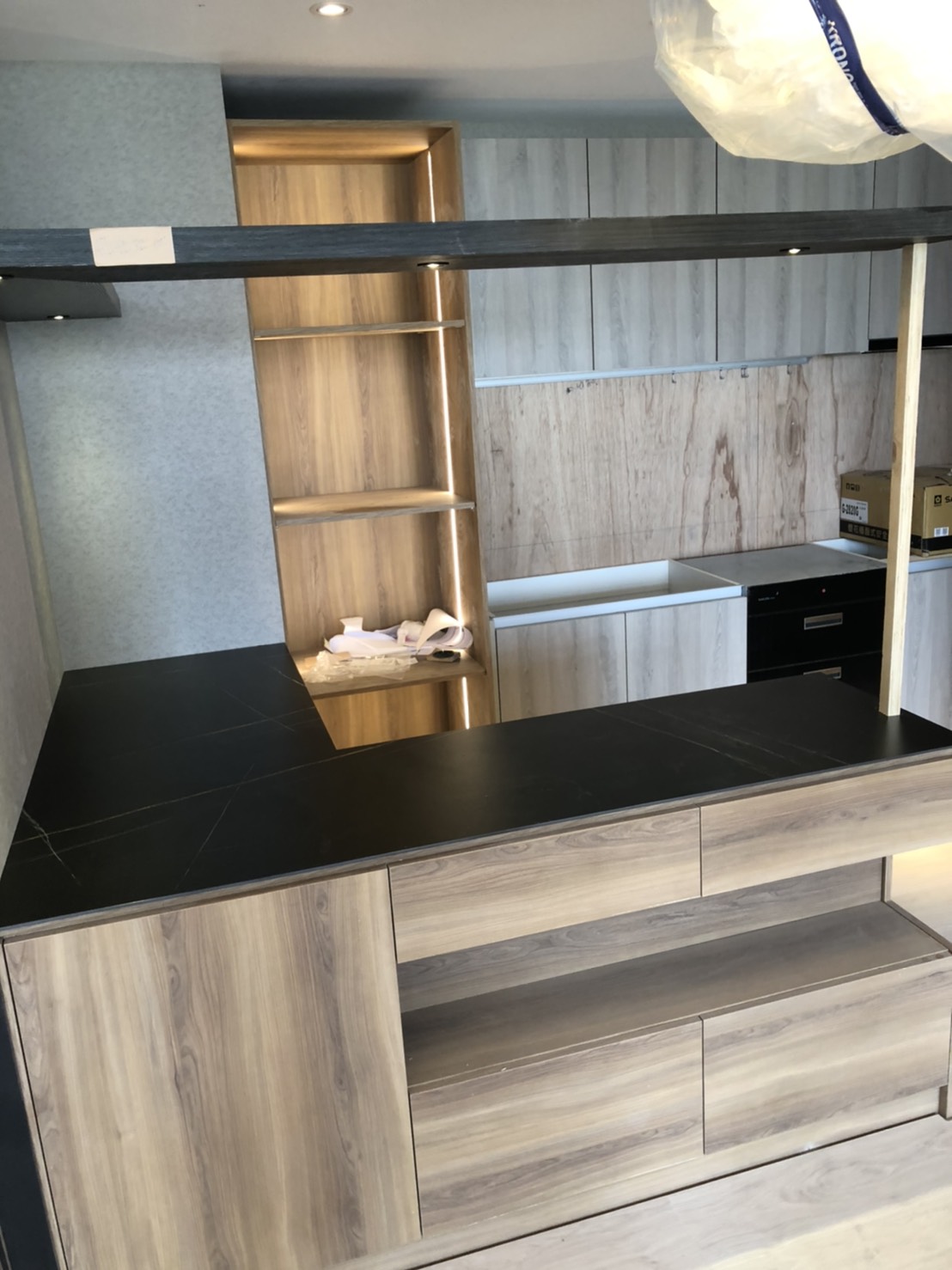 薄磚聖羅蘭黑金-吧檯