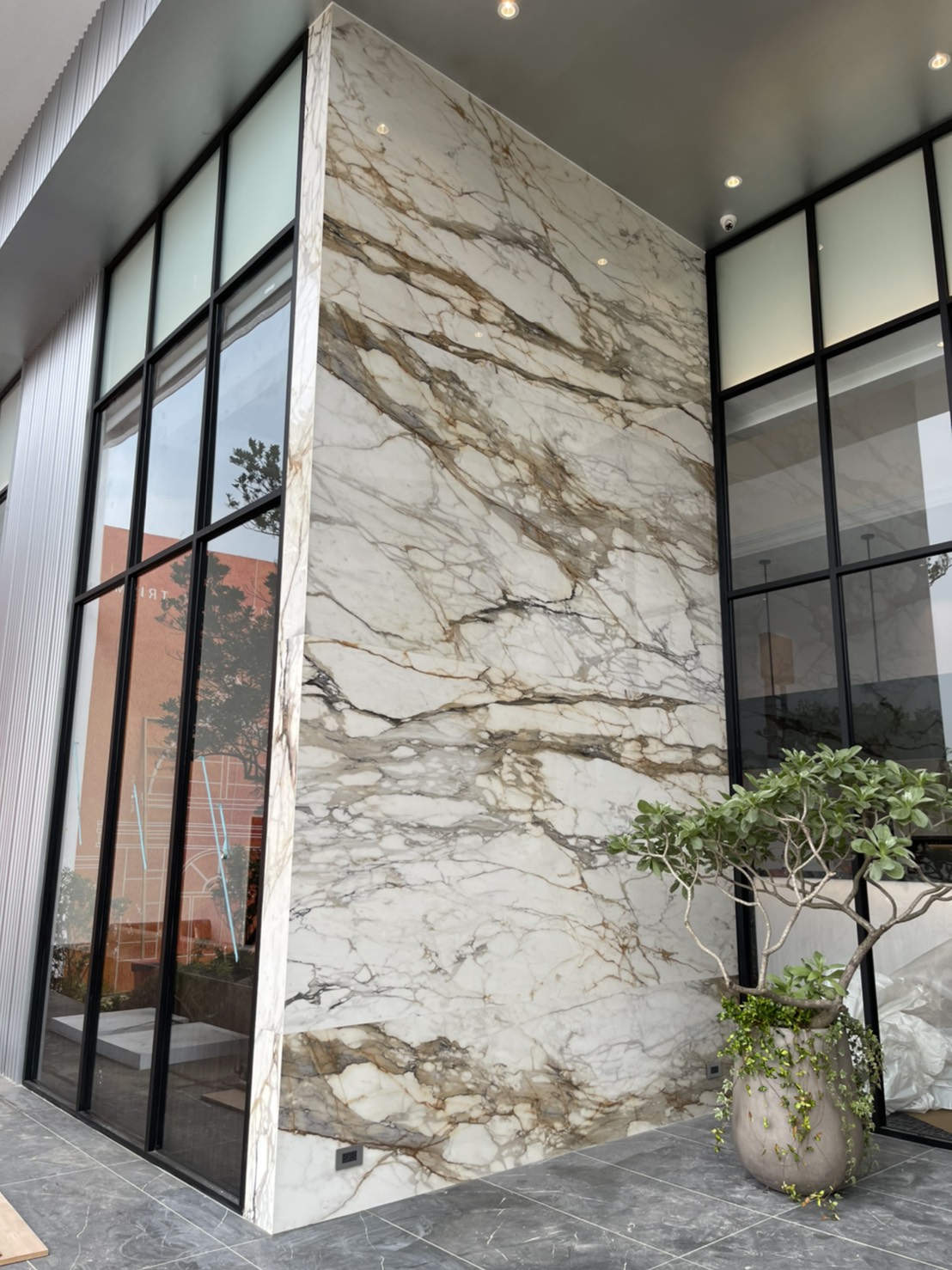 薄磚黃金雕刻白-牆面