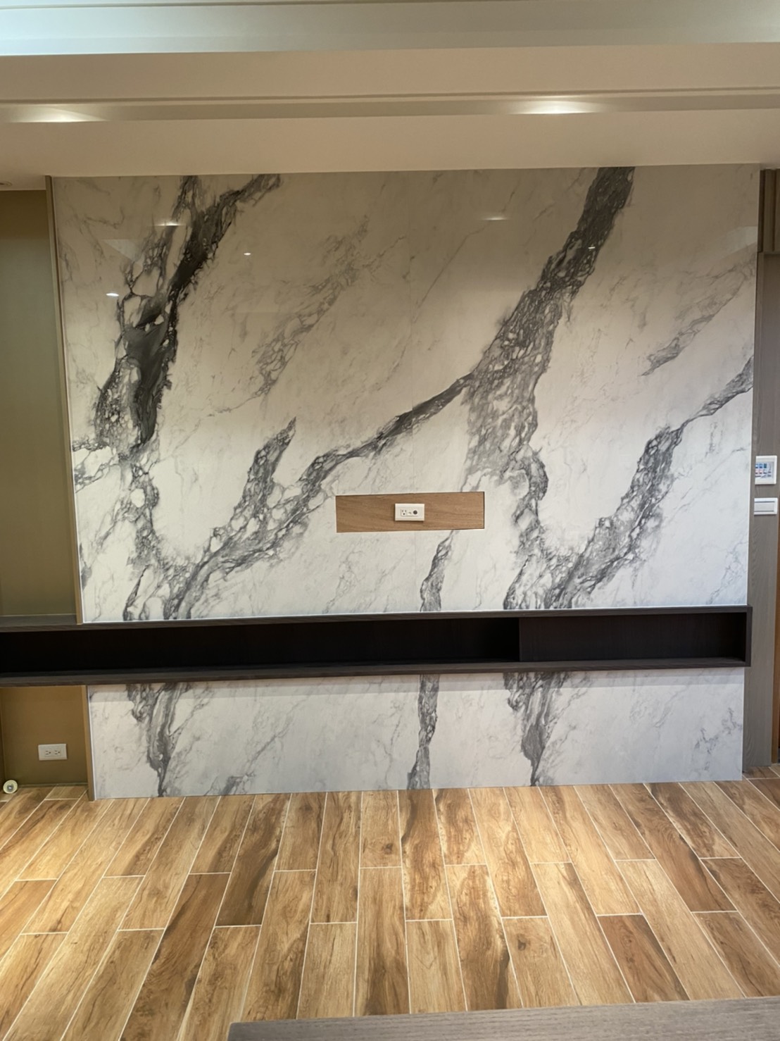 薄磚山水雕刻-電視牆