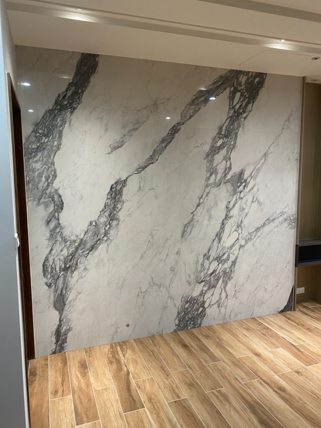 薄磚山水雕刻-電視牆