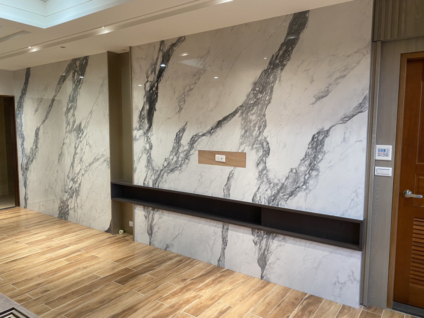 薄磚山水雕刻-電視牆