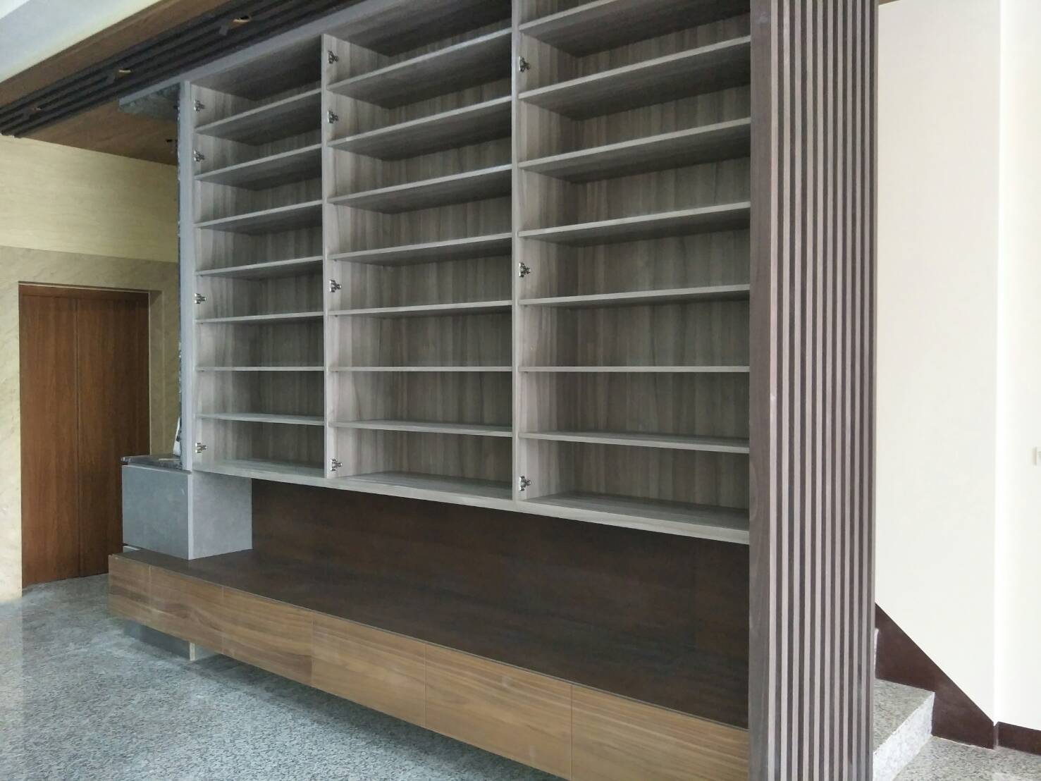 薄磚清水膜+薄磚鐵鏽-鞋櫃