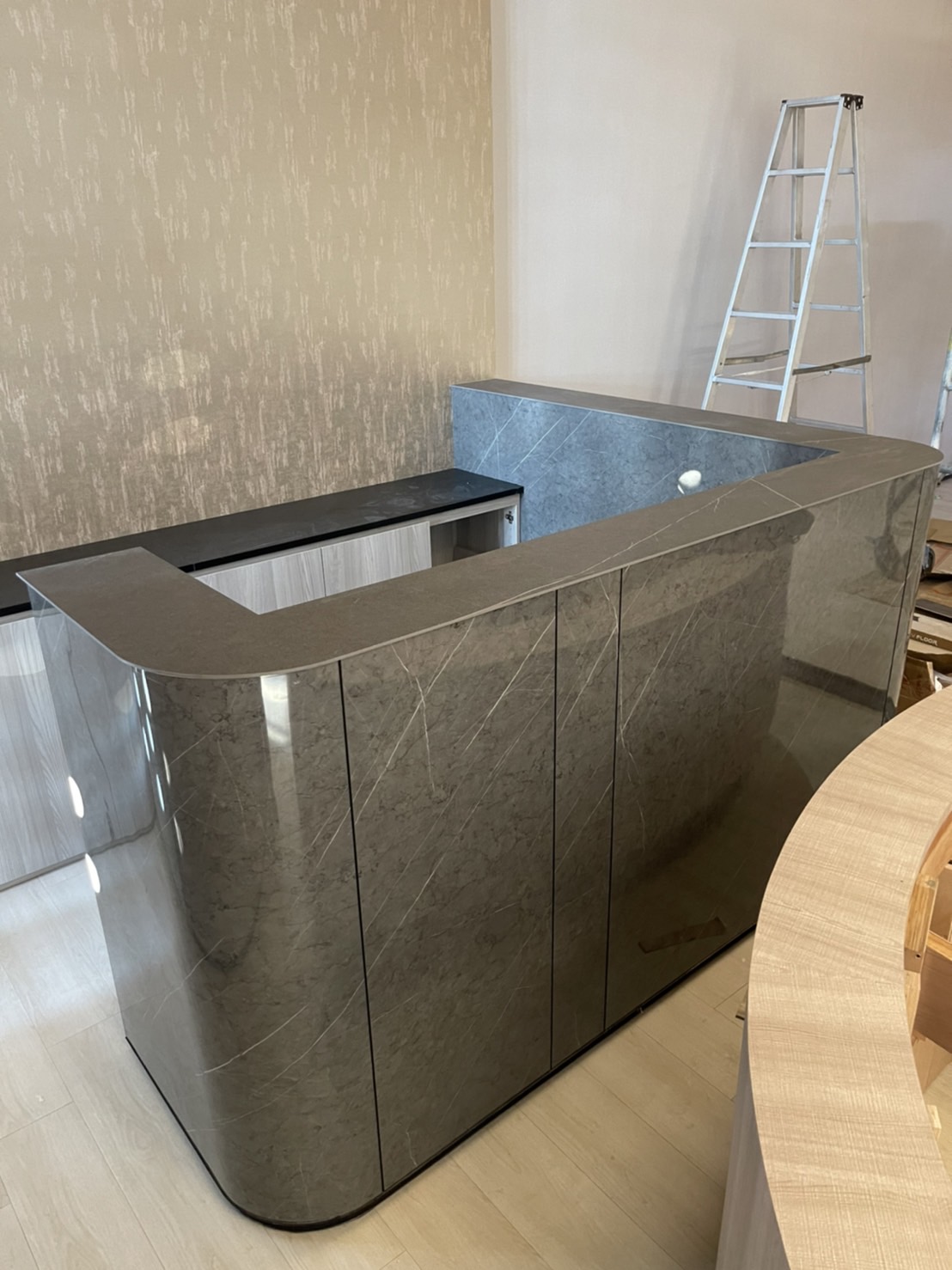 薄磚東方黑-吧檯