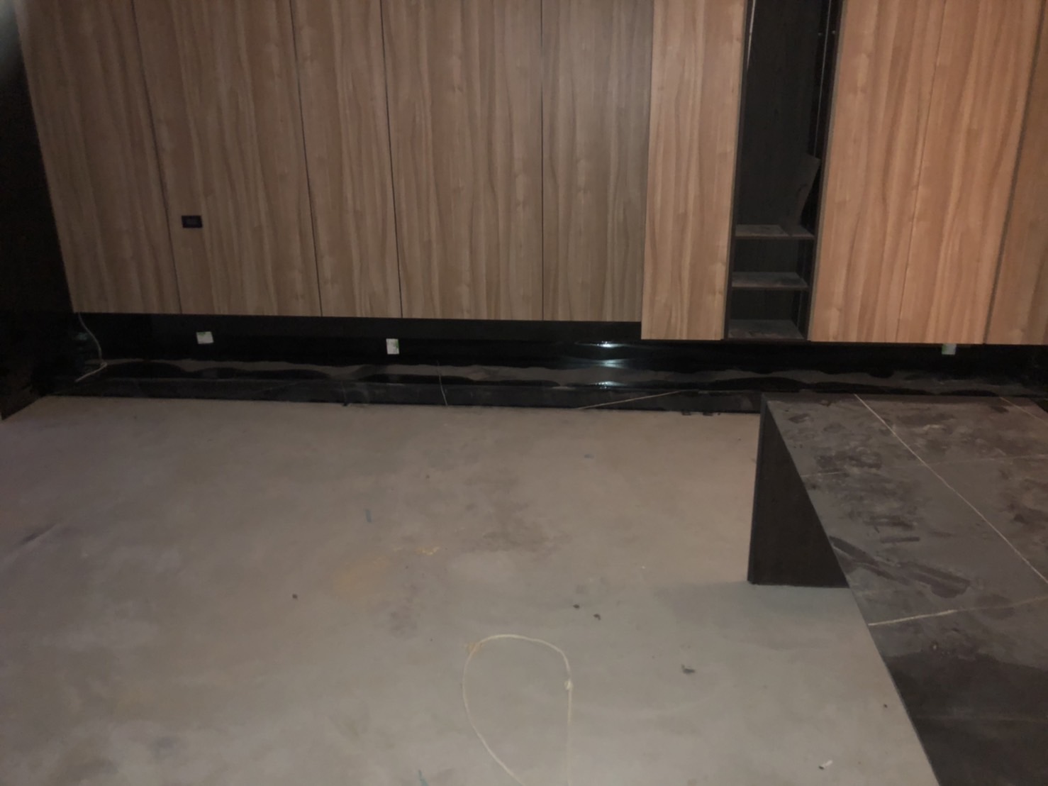 薄磚聖羅蘭黑金-檯面