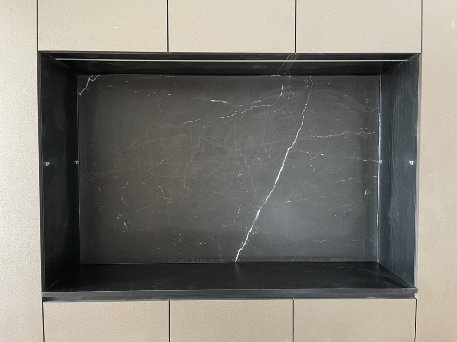 薄磚閃電黑-玄關牆