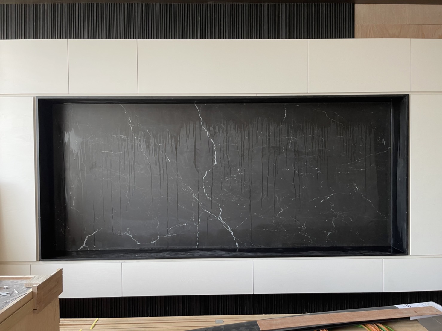 薄磚閃電黑-電視牆