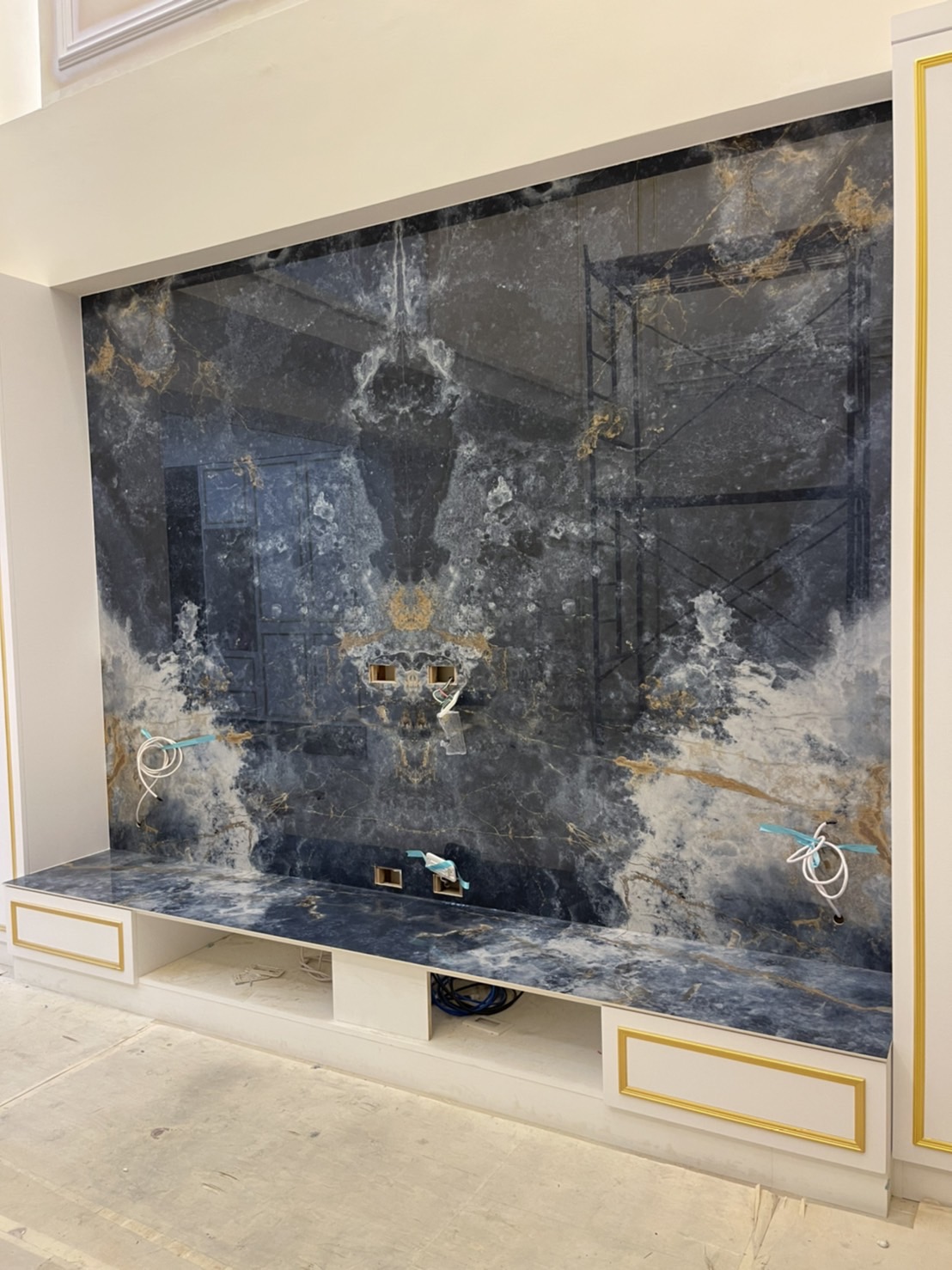 薄磚藍冰玉-電視牆