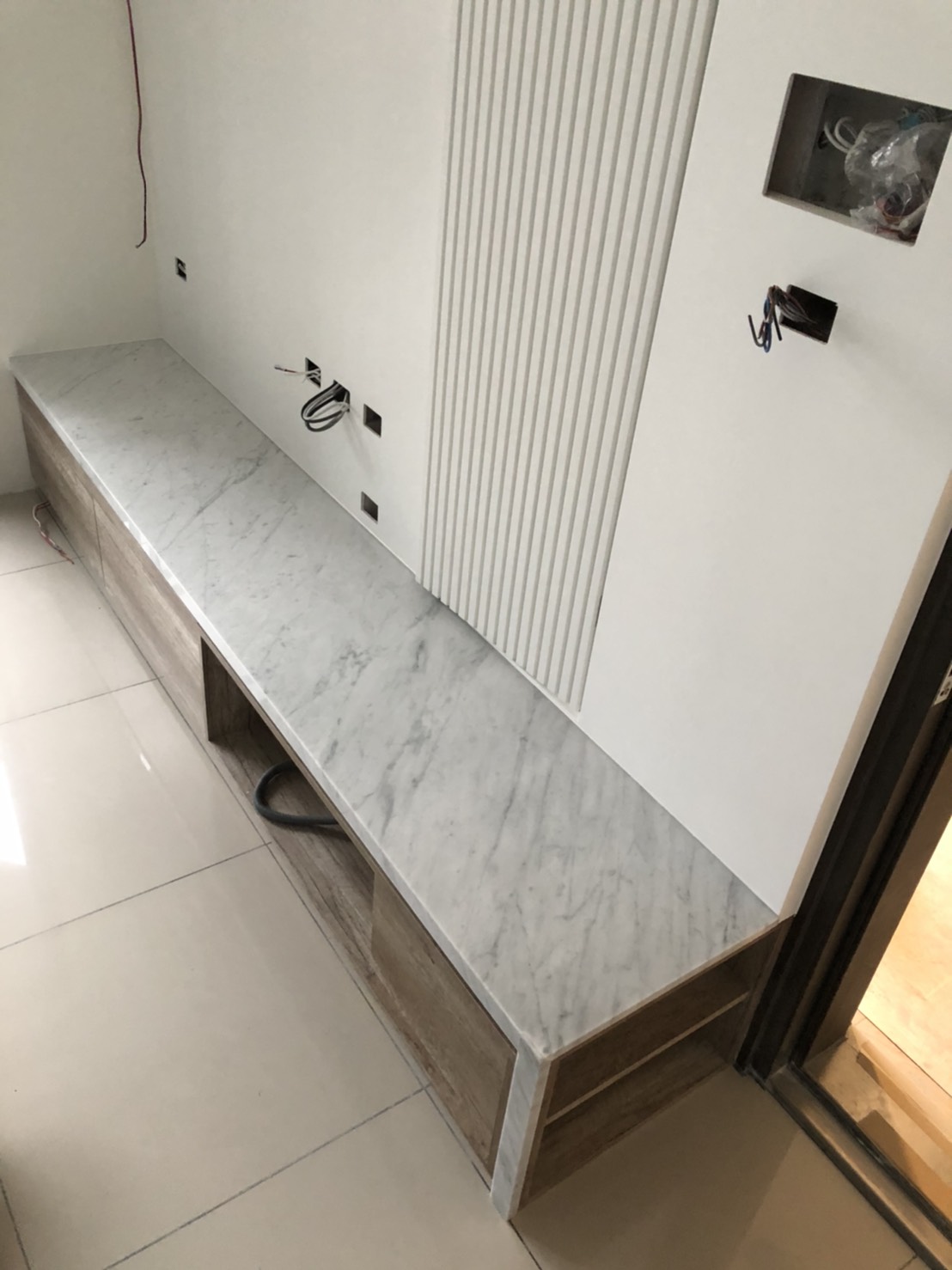 卡拉拉白-電視台面